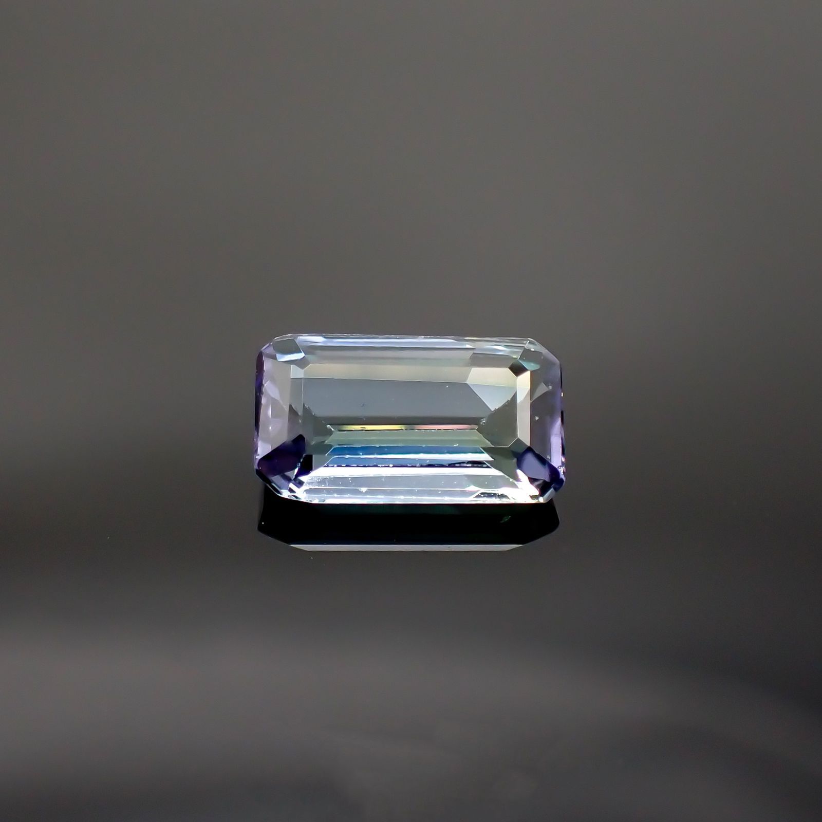 パーティカラータンザナイト(宝石名パーティカラード・ゾイサイト) タンザニア産 2.200ct ソ付(彩珠)[210711825]10.6×5.9mm前後