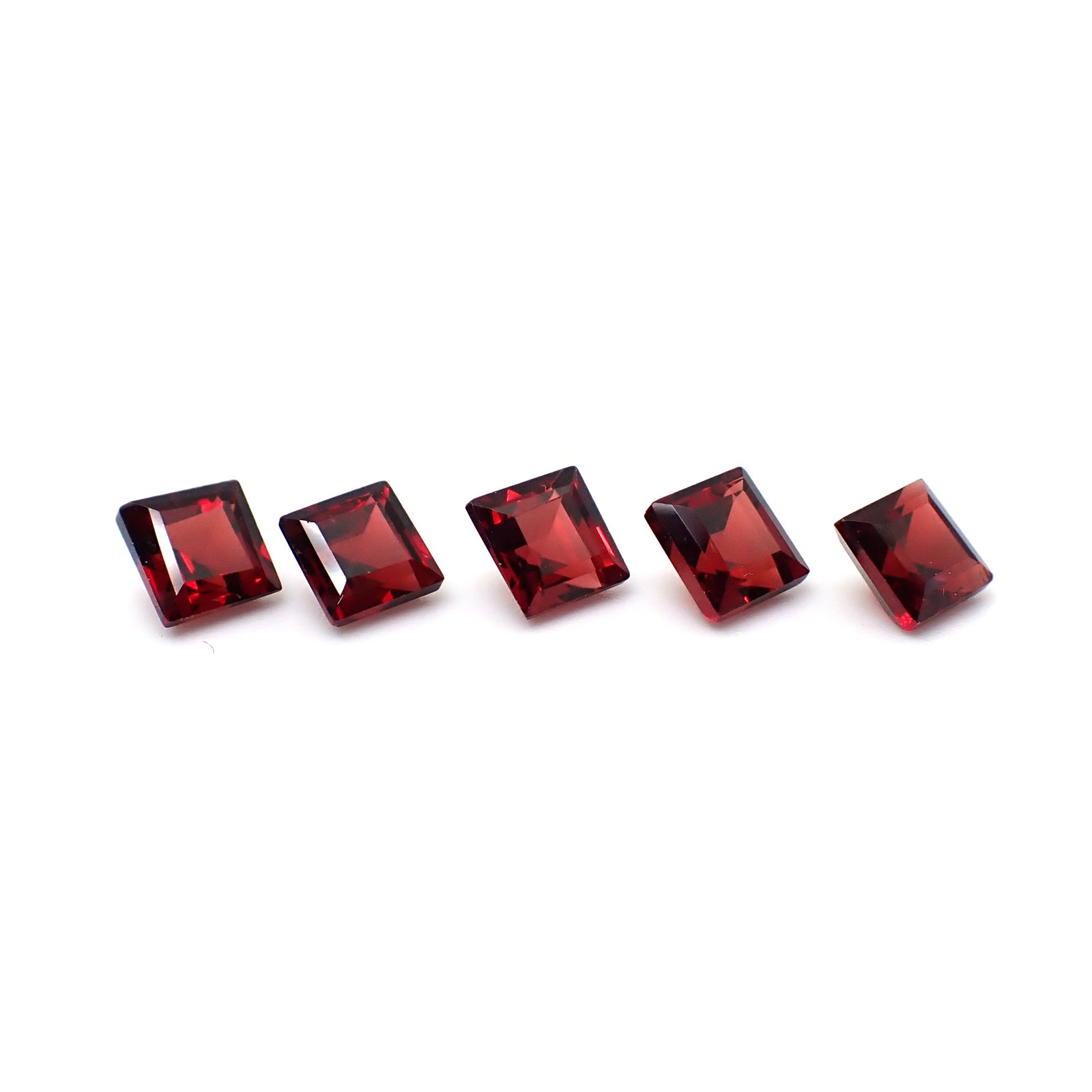 ◇ランダムセレクト◇パイラルスパイトガーネット モザンビーク産 約0.95ct / 5x5mm前後 [260532220]