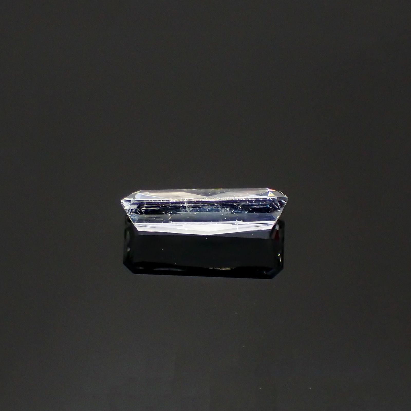 ジェレメジェバイト(宝石名エレメジェバイト)ナミビア産 識別済 0.82ct / 9.2x3.9mm前後 [220616312]