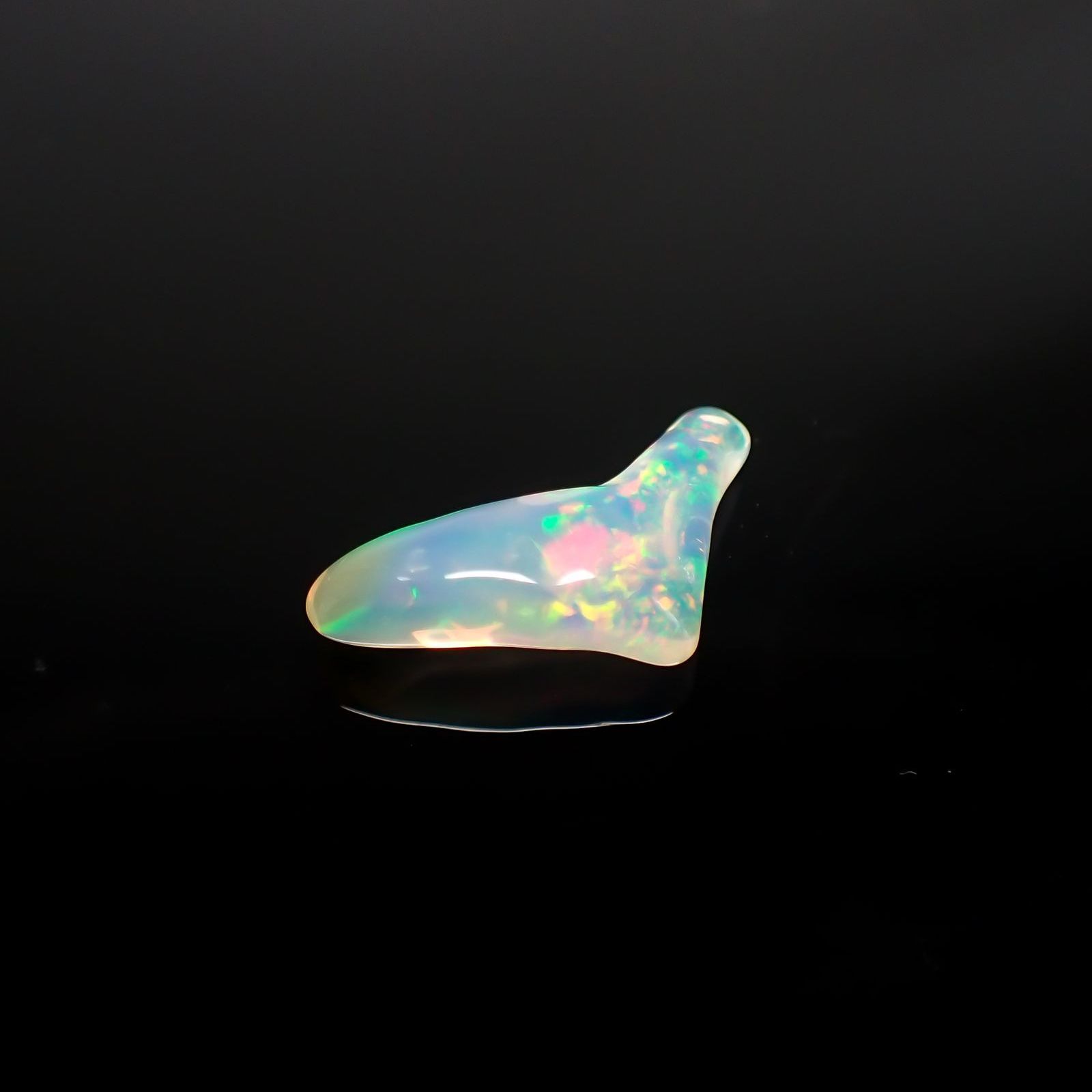 ◇バロック型◇エチオピアオパール(宝石名オパール) エチオピア産 識別済 2.39ct / 17.9x9.2mm前後 [260111399]