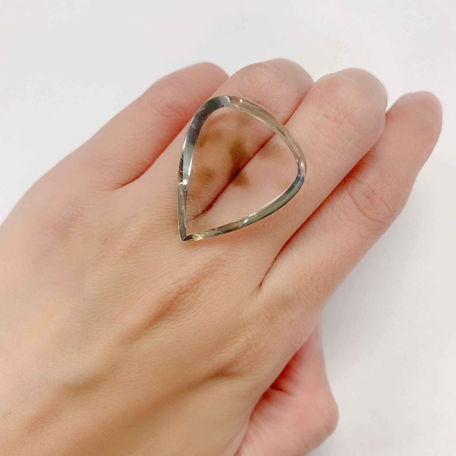 ダルメシアンクォーツ(宝石名ラジエーション・ダメージ・クォーツ) ブラジル産 22.67ct 識別済[20095867]28.4×23.1mm前後