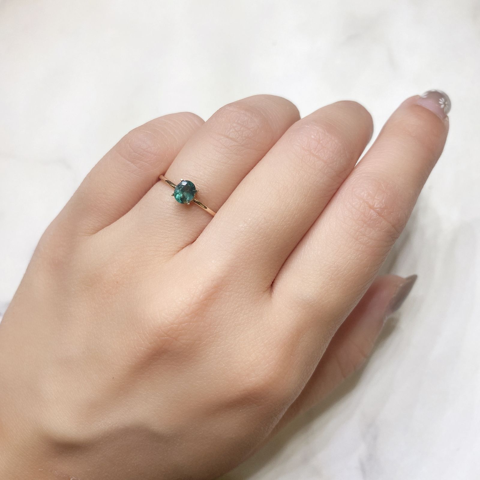 グリーンアパタイト(ノーブルモロキサイト)(宝石名アパタイト) マダガスカル産 0.38ct 識別済[211013536]5×4.1mm前後