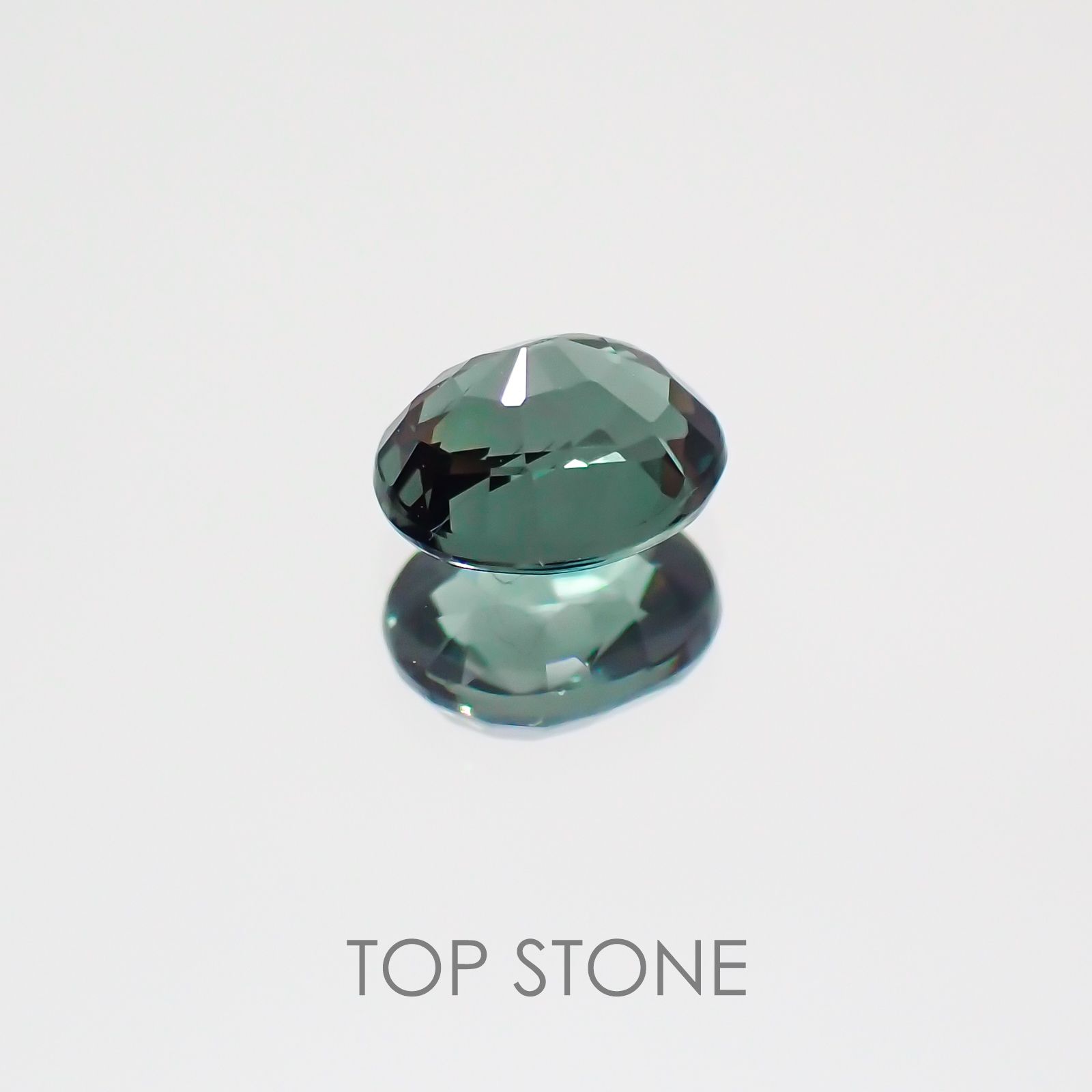 カラーチェンジガーネット(アレキタイプ) マダガスカル・ベキリー産 ルース 0.599ct[21029473]5.3×4.3mm前後