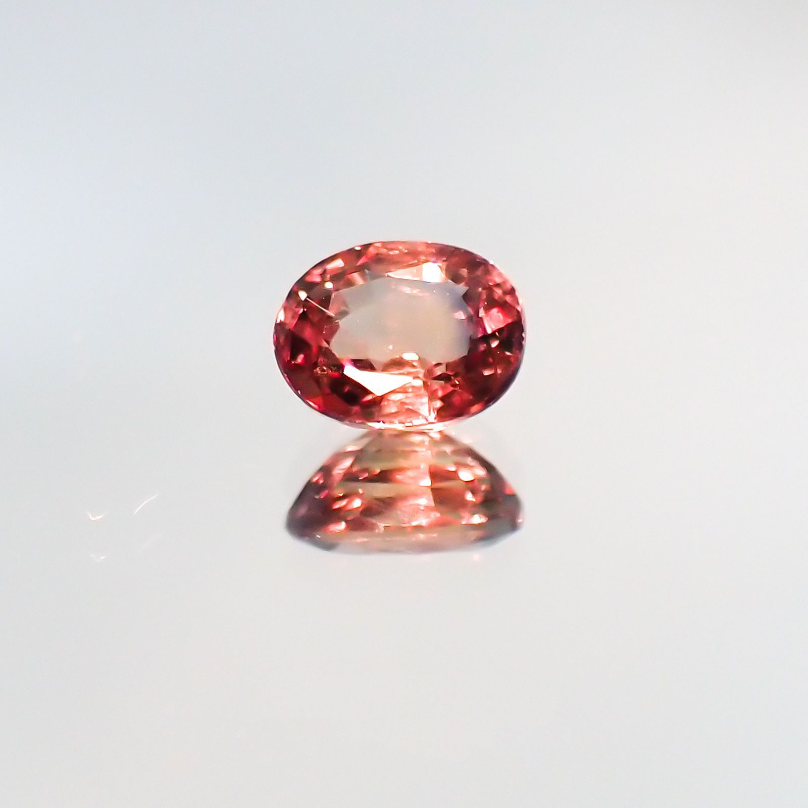 カラーチェンジサファイア 非加熱(宝石名サファイア)タンザニア産 0.68ct 識別済[231124229]5.5x4.4mm前後
