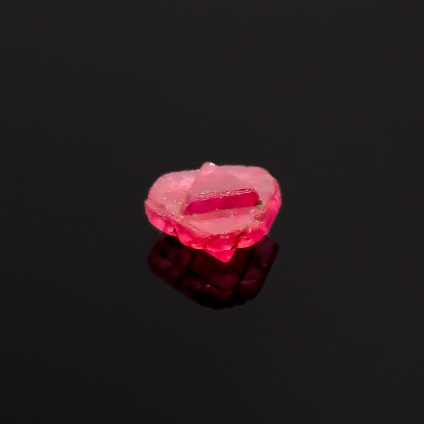 ツインクリスタルスピネル(スピネル式双晶）原石 ビルマ産 0.068ct[231124054]2.7x2.8mm前後