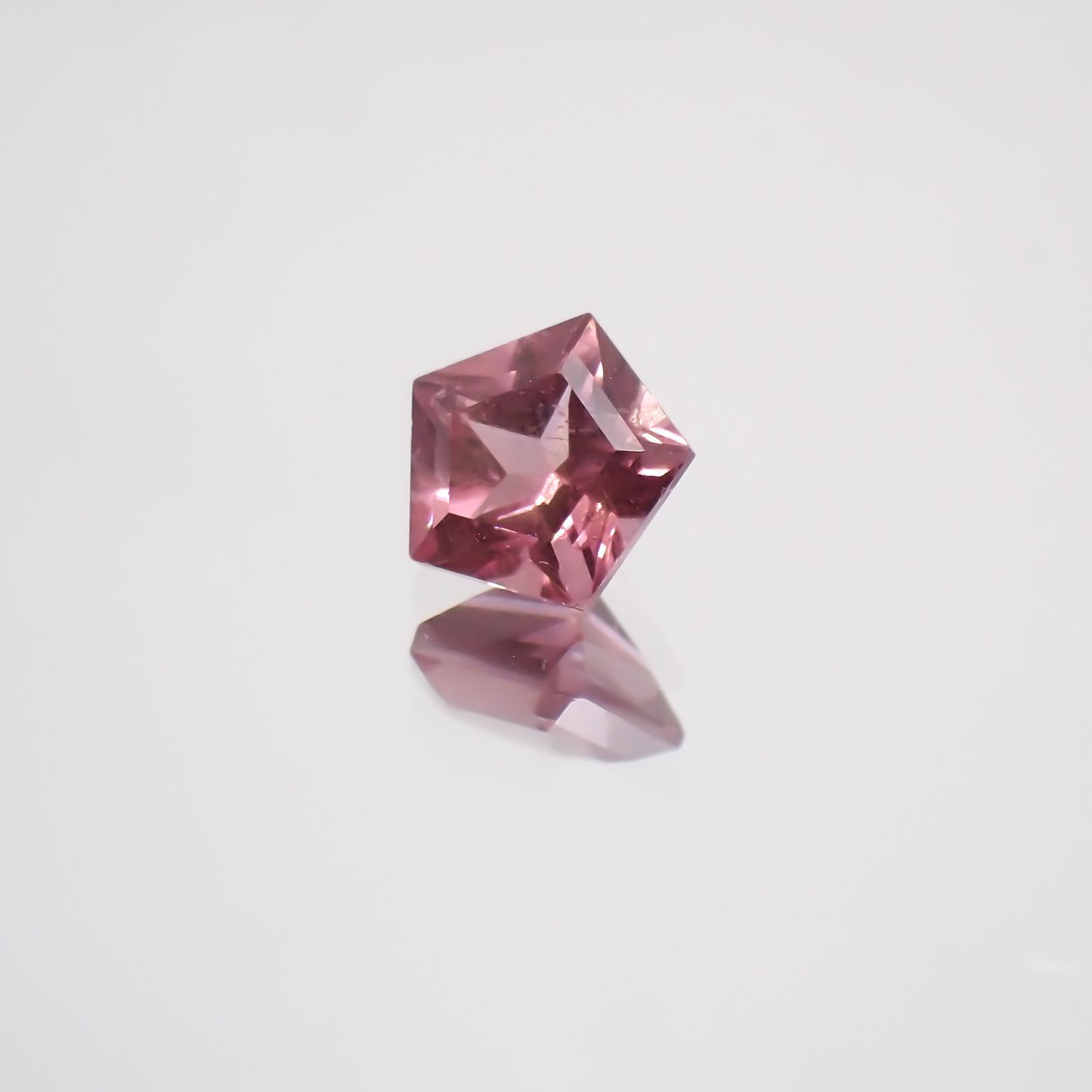 ◇ペンタゴンカット◇マラヤガーネットSA(宝石名ガーネット) タンザニア産 0.32ct 識別済[210210089]4.1×4.3mm前後