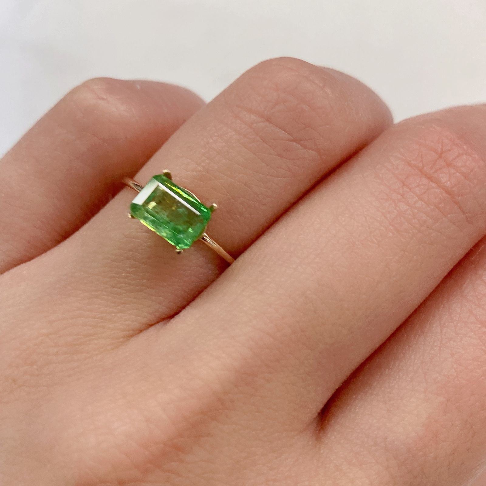 バイカラーツァボライト(宝石名グリーン グロッシュラー・ガーネット) タンザニア産 1.33ct 識別済[210711912]7.3×5.3mm前後