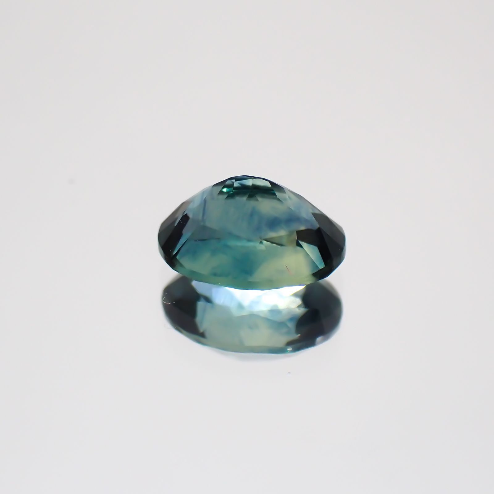 モンタナサファイア(宝石名ブルー・サファイア) アメリカ・モンタナ州産 0.882ct ソ付(彩珠)[21019464]6.4×4.5mm前後