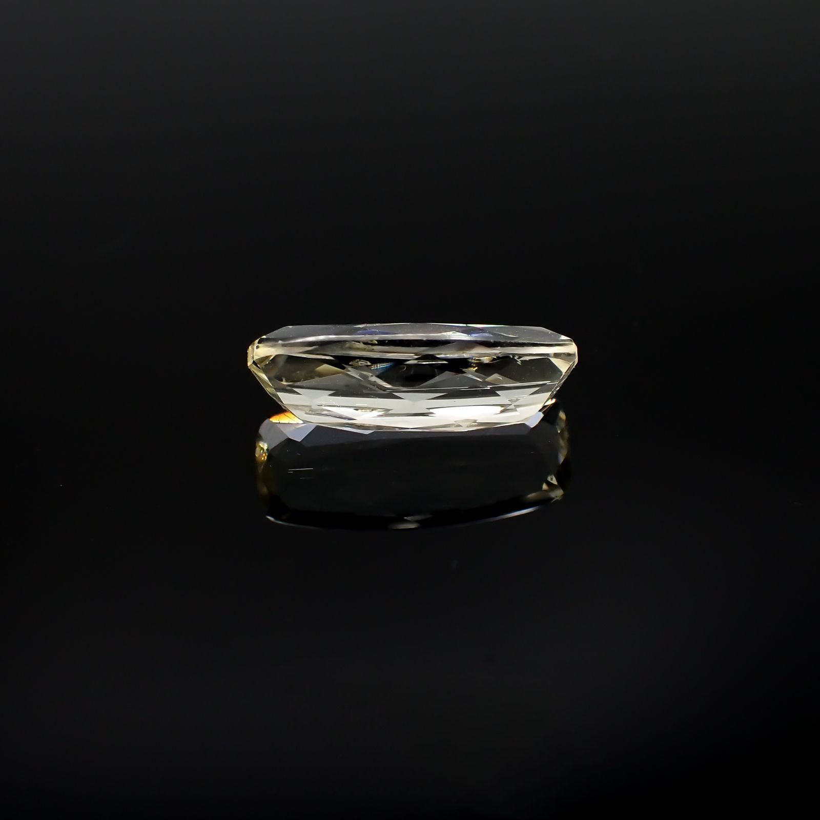 イエロースキャポライト(宝石名イエロー・スキャポライト)ブラジル・ミナスジェライス州産 識別済 2.17ct / 13x5.9mm前後 [251118023]
