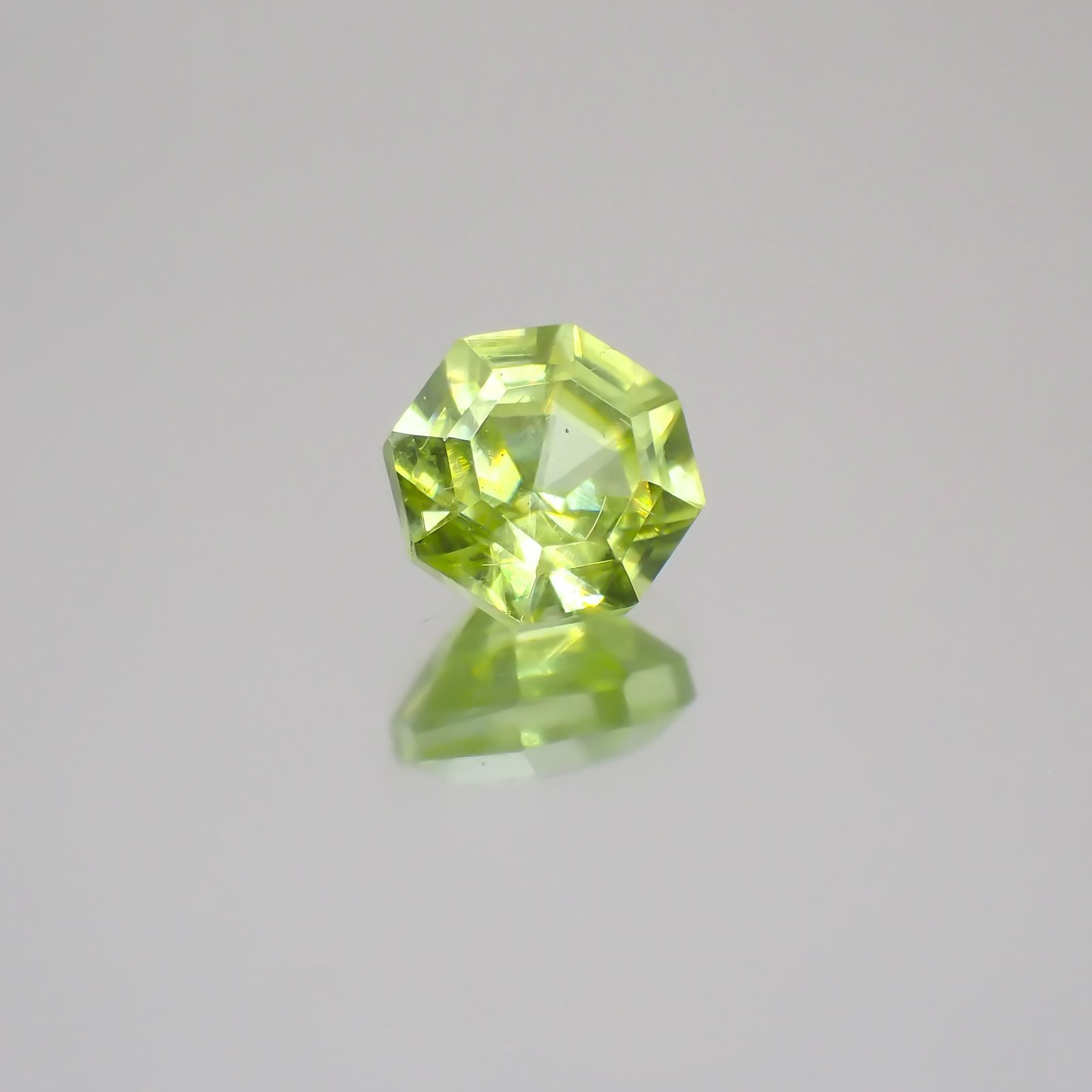 ◇オクタゴンカット◇スフェーン(宝石名スフェーン)マダガスカル産 0.75ct 識別済[231224441]5.1x5.1mm前後