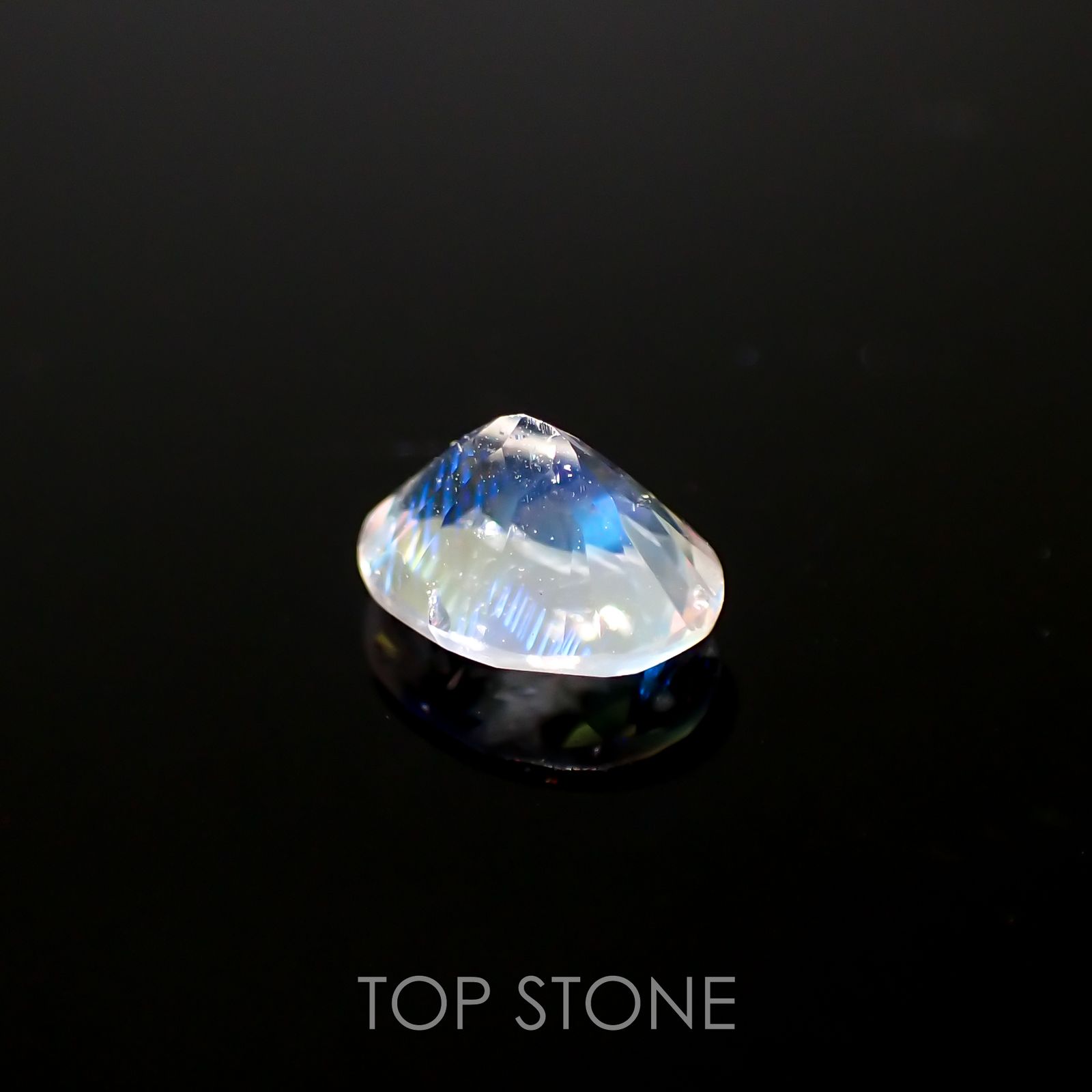 レインボームーンストーン(宝石名ラブラドライト)タンザニア産 0.82ct 識別済[220115455]6.9x5.4mm前後