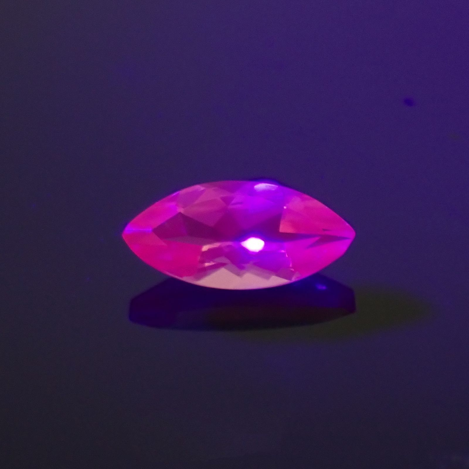 ホットピンクスピネル(宝石名ピンク・スピネル)タンザニア産 0.26ct 識別済[230823041]6.2x2.9mm前後