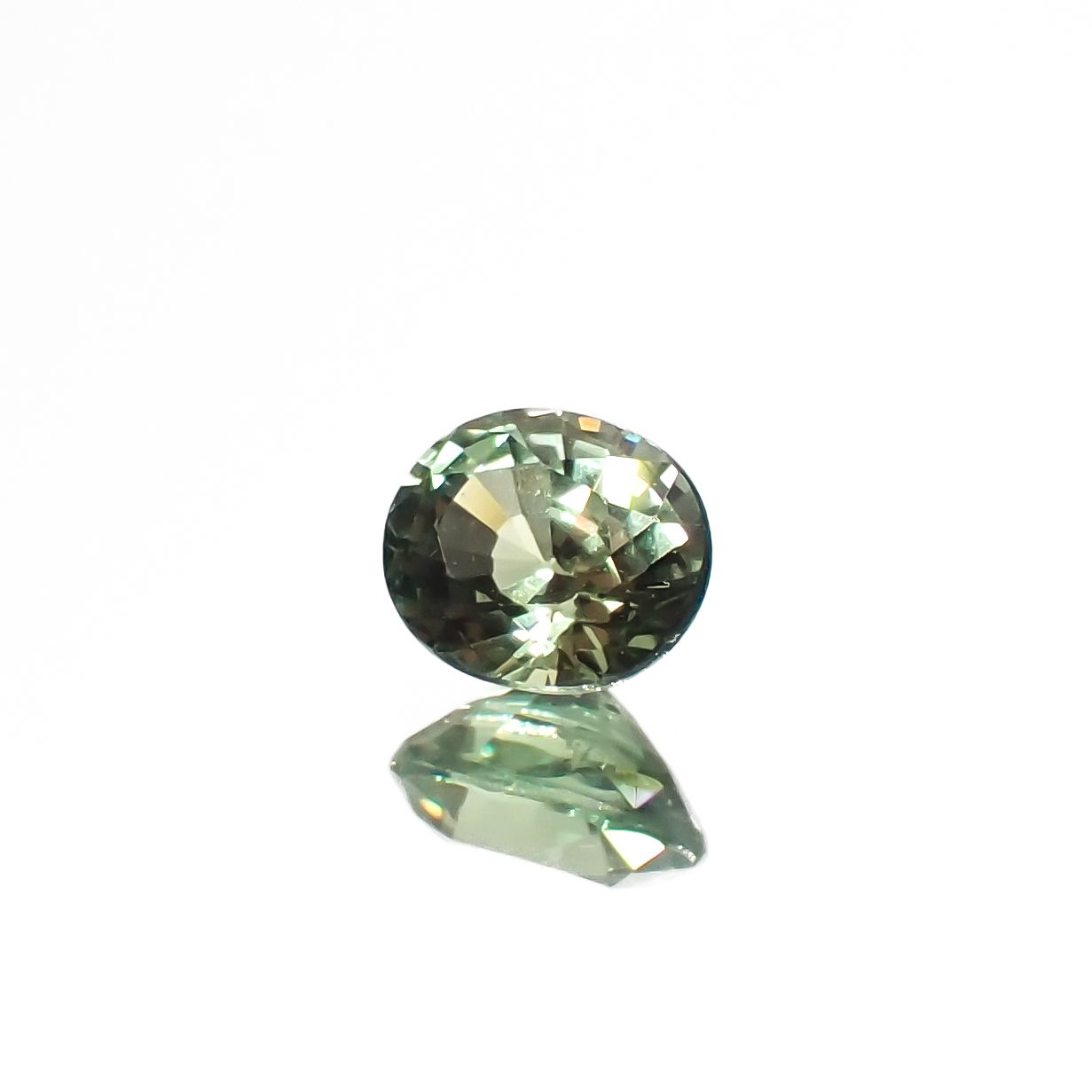 アレキサンドライト(宝石名アレキサンドライト)タンザニア産 0.39ct 識別済[230321353]4.5x3.8mm前後