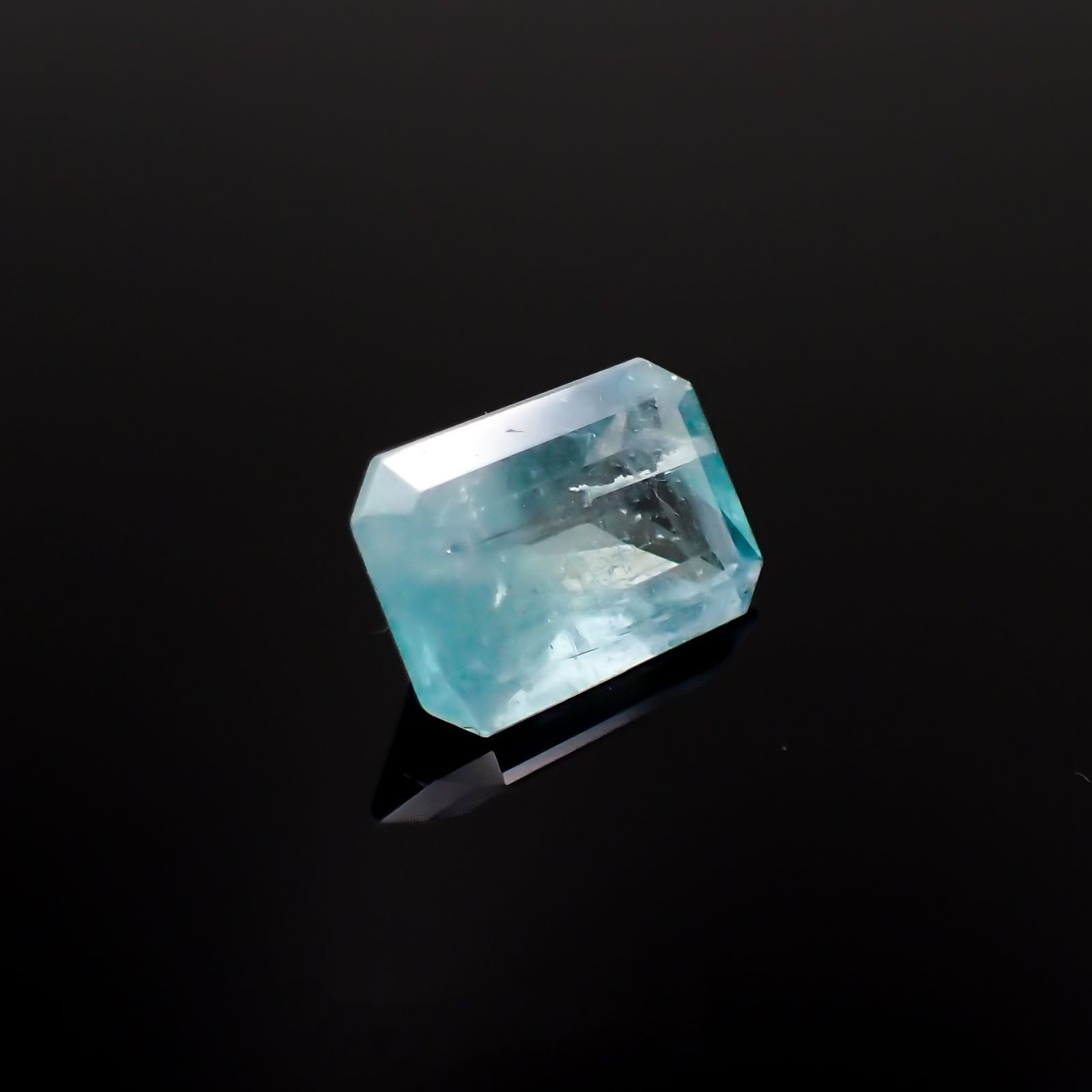 ユークレース(宝石名ブルー・ユークレース)コロンビア産 1.706ct ソ付(彩珠)[221018856]8.8x6.1mm前後