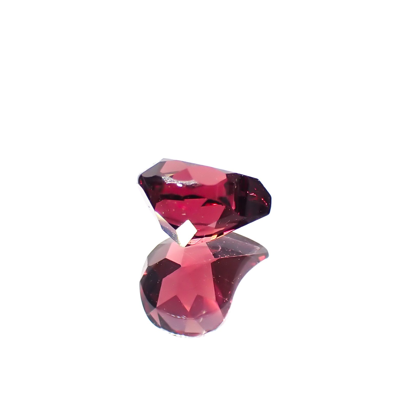 ◇カスタムカット◇パイロープアルマンディンガーネット モザンビーク産 0.83ct[240928956]6.2x4.9mm前後