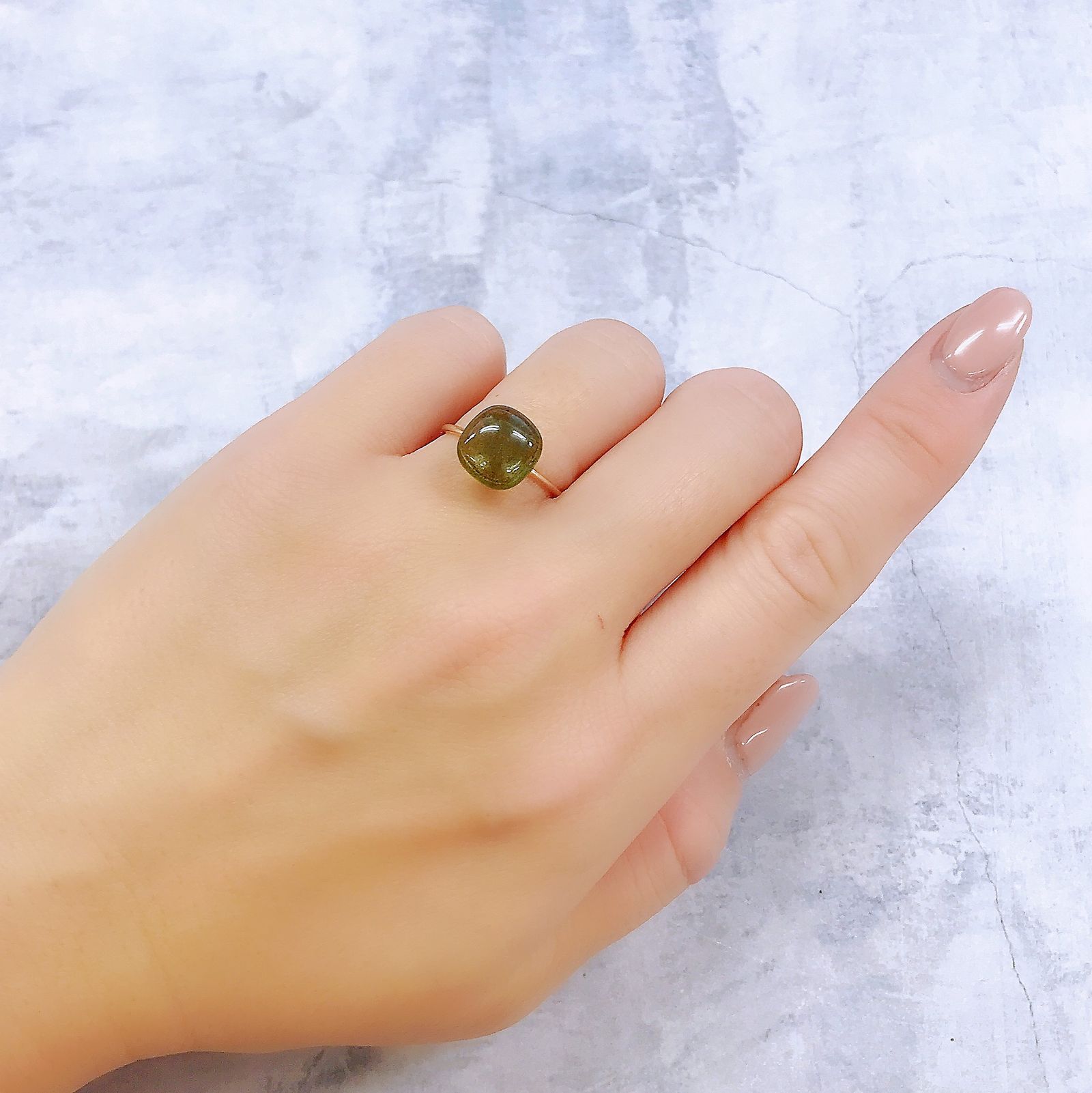 スターペリドット(宝石名スター・ペリドット)ミャンマー産 4.245ct ソ付(彩珠)[221119064]9.9x9.6mm前後