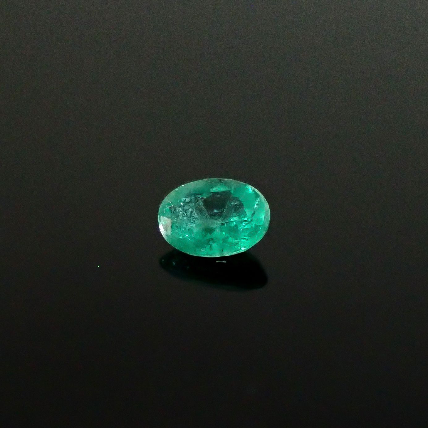 パライバトルマリン ブラジル・パライバ州バターリャ鉱山産 0.10ct / 3.4x2.6mm前後 [250931085]