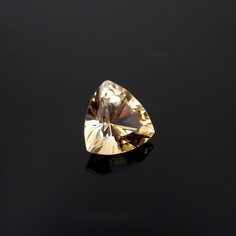 ゴールデンダンビュライト(宝石名イエロー・ダンブライト)ロシア産 5.264ct ソ付(彩珠)[221119034]11.8x12mm前後
