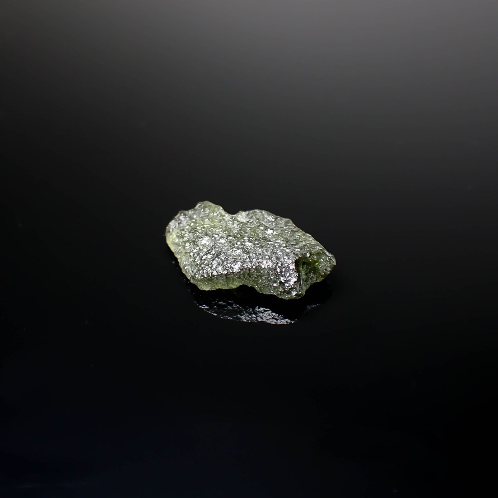 モルダバイト 原石 発見地：旧チェコスロバキア 7.27ct [241029290]15.6x19.1mm前後