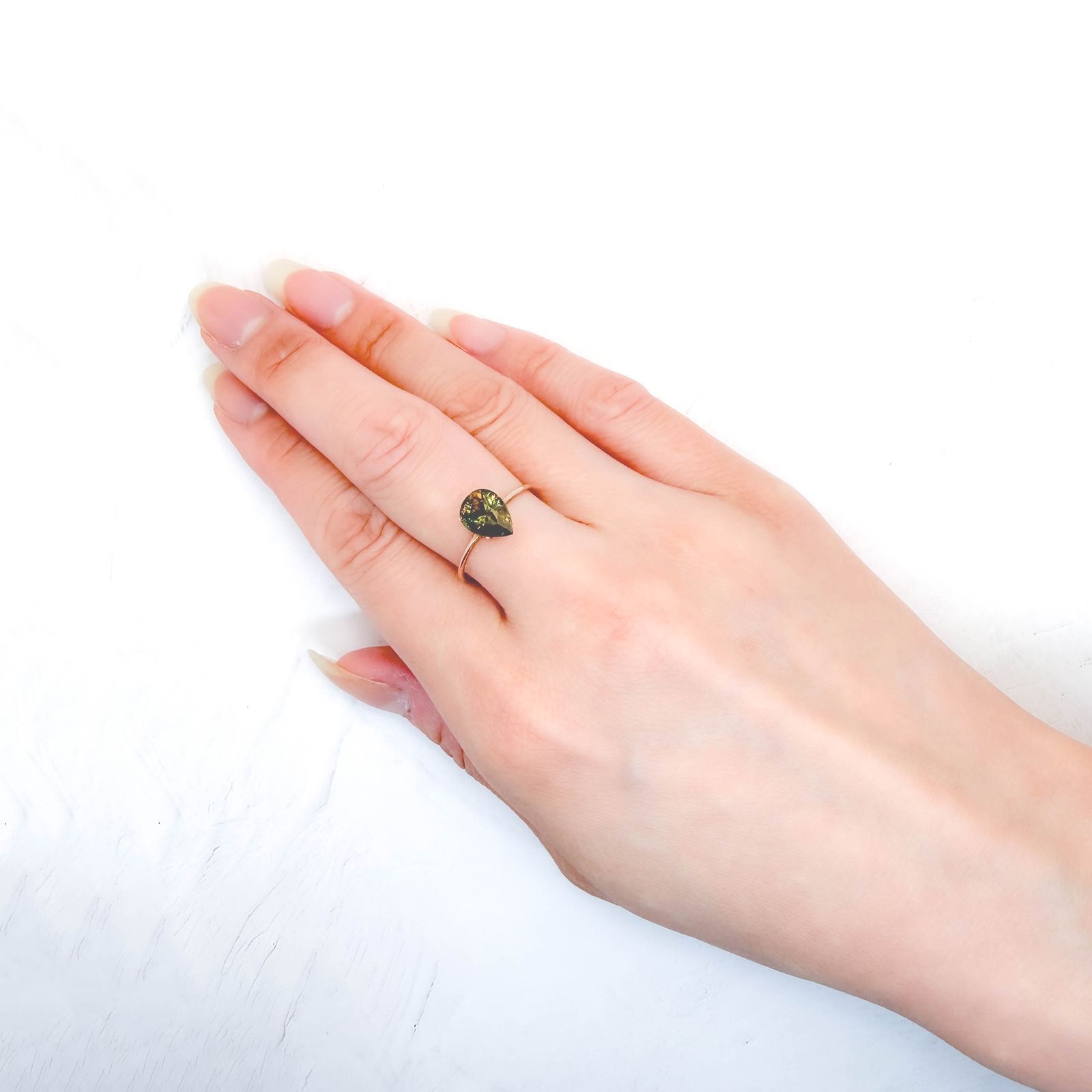 カラーチェンジスフェーン パキスタン産 1.78ct / 9.1x6.8mm前後 [260632491]