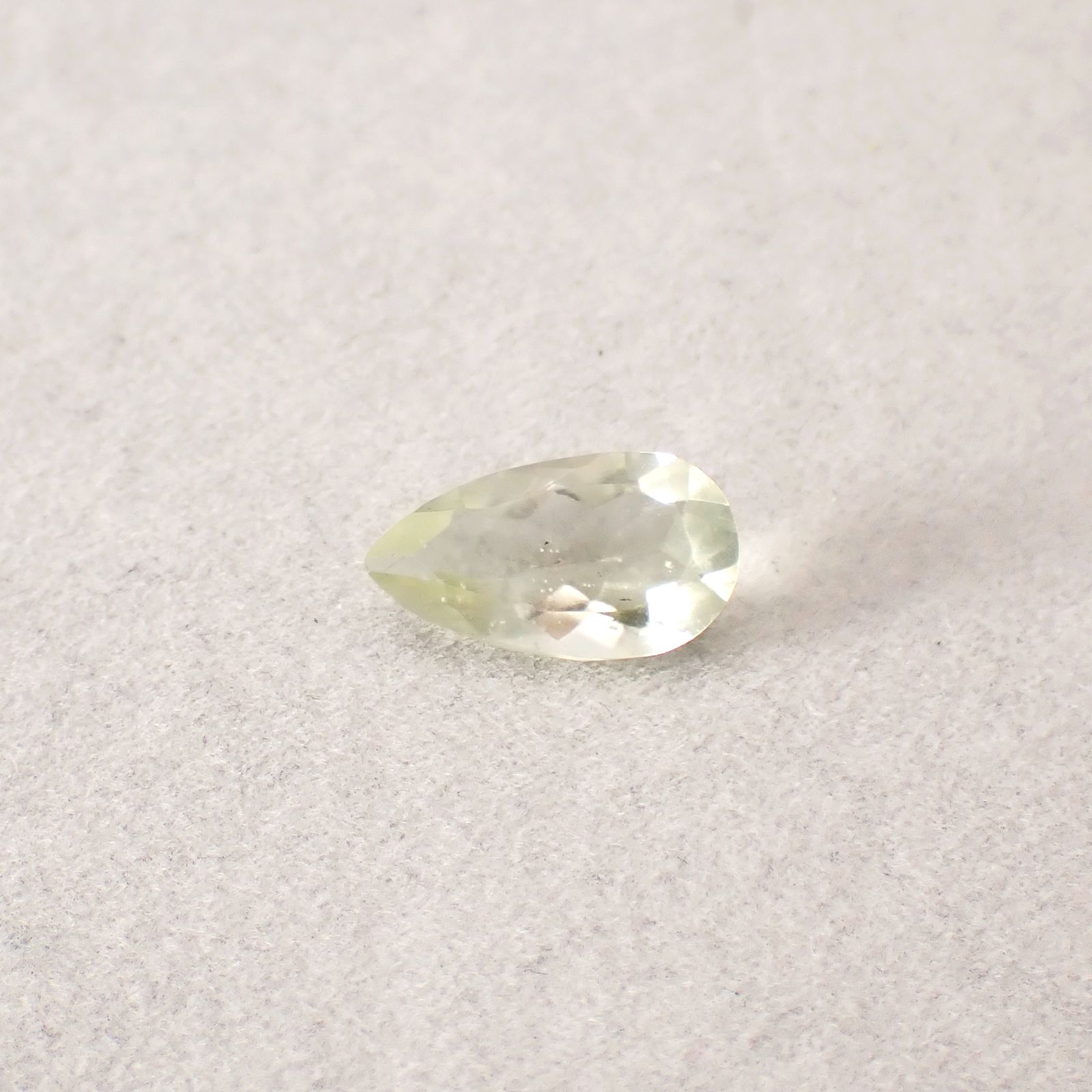 リビアングラス 発見地：エジプト・リビア砂漠 3.39ct / 15.8x8.7mm前後 [251131307]