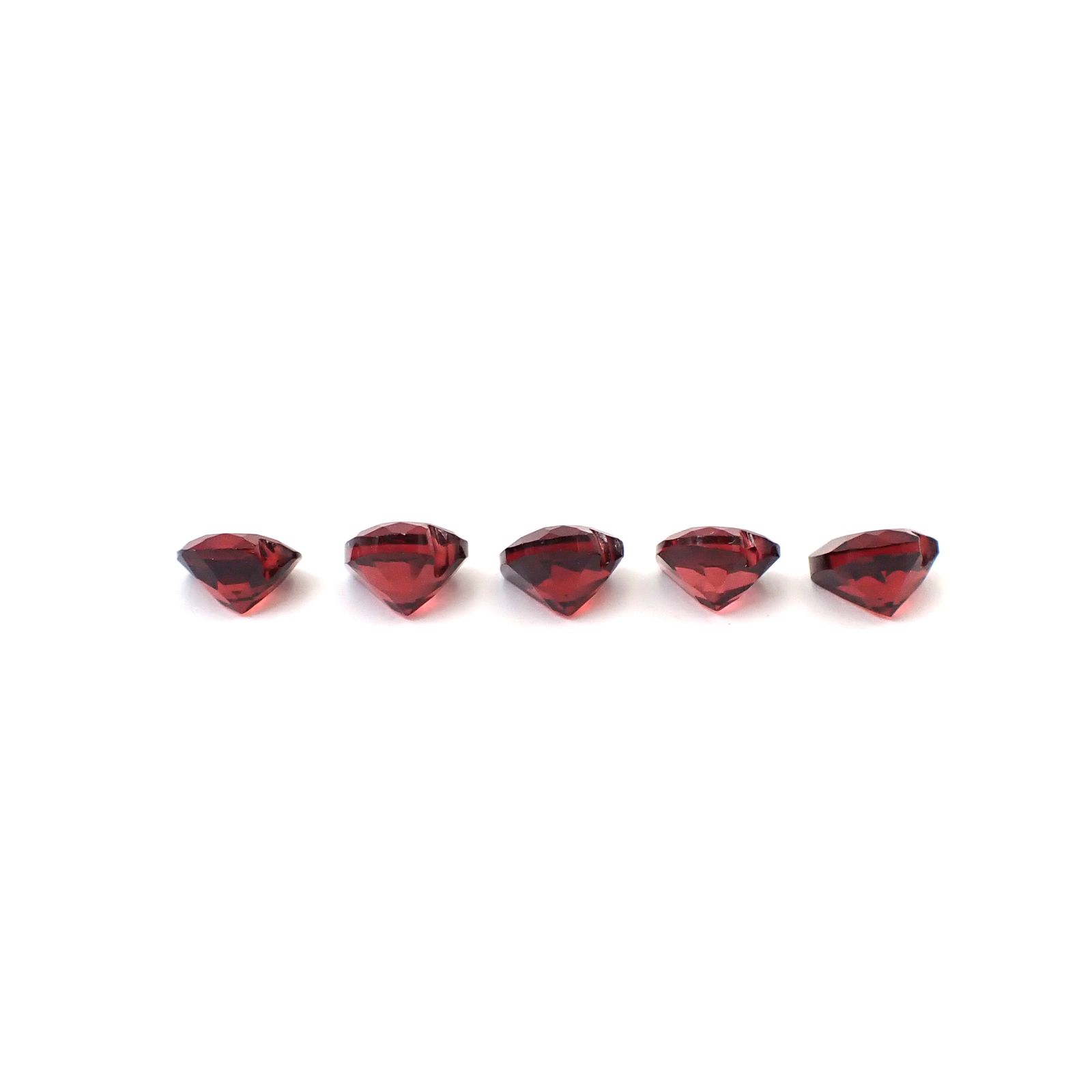 ◇ランダムセレクト◇パイロープアルマンディンガーネット モザンビーク産 約0.65ct / 5.1x5.1mm前後 [260532212]