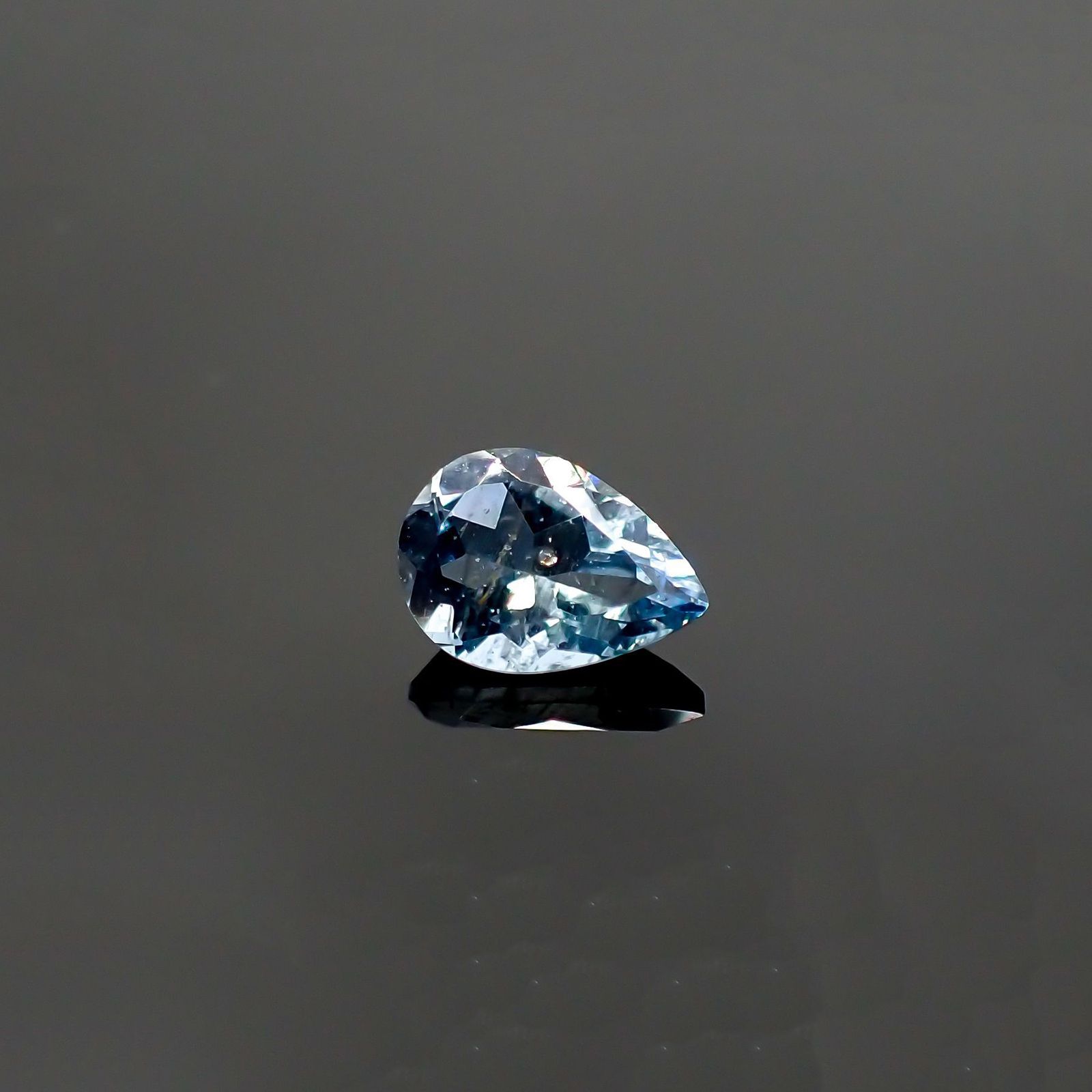 サンタマリアアクアマリン(宝石名アクアマリン) ブラジル産 0.610ct ソ付(彩珠)[210711893]7×5.1mm前後
