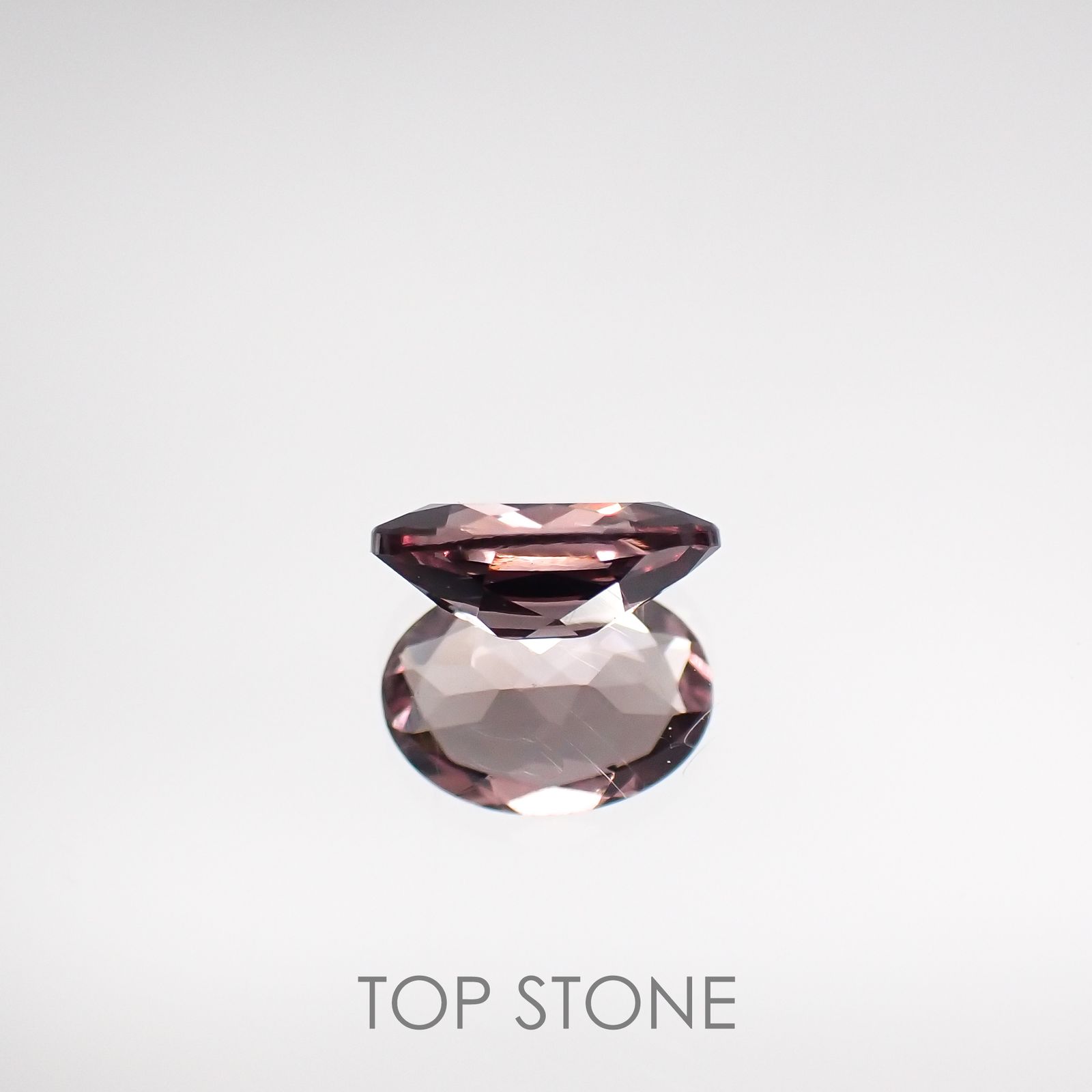 カラーチェンジガーネット(宝石名ガーネット) タンザニア/マダガスカル産 0.78ct 識別済[210611194]6.8×4.9mm前後