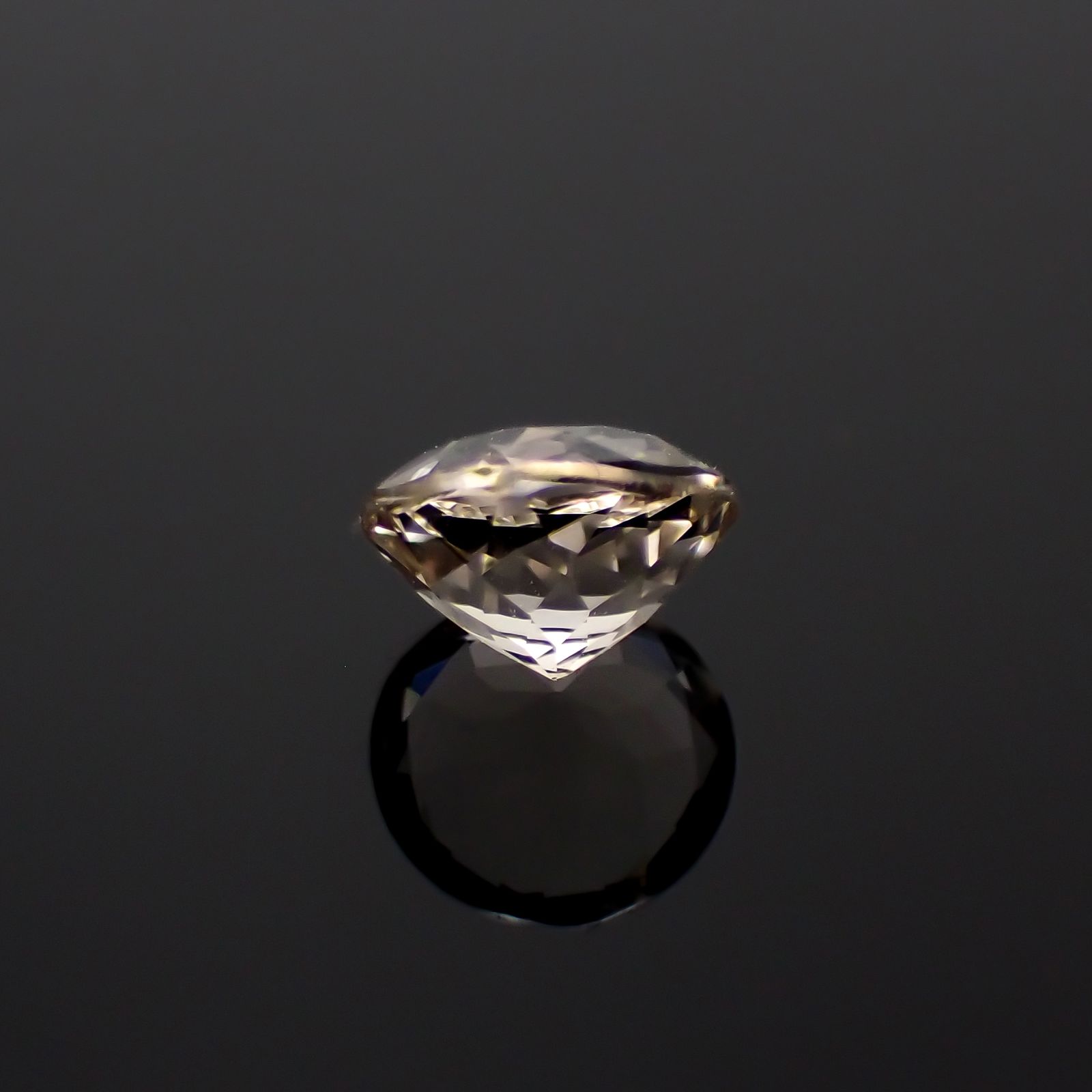 含バリウム・サニディン(宝石名サニディン)ドイツ産 0.69ct 識別済[231224969]5.8x5.8mm前後