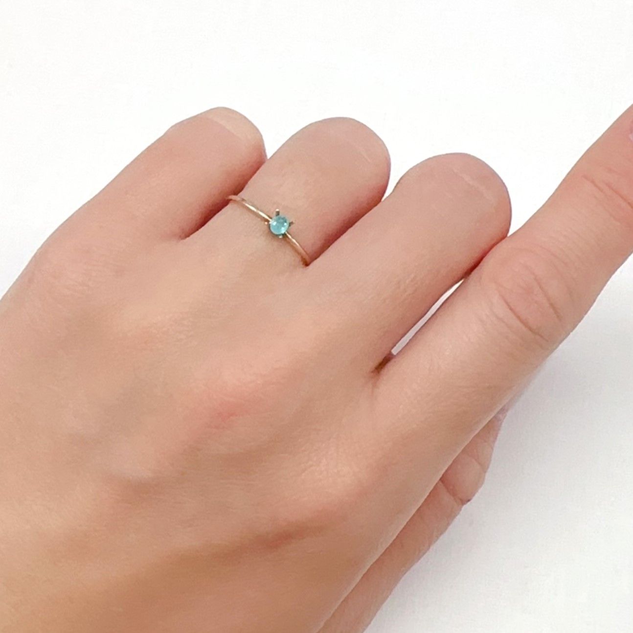 パライバトルマリン ブラジル・パライバ州バターリャ鉱山産 0.067ct[240326517]3x2.5mm前後