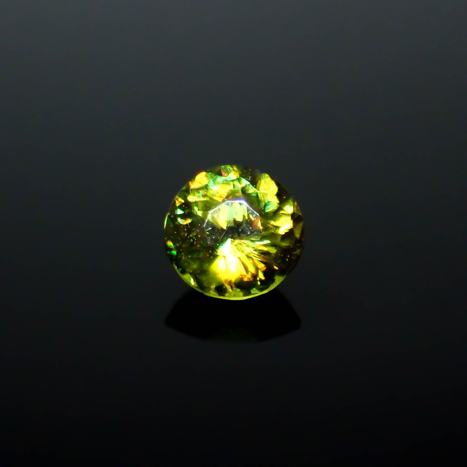 カラーチェンジスフェーン パキスタン産 0.31ct / 4.1x4.1mm前後 [250931059]