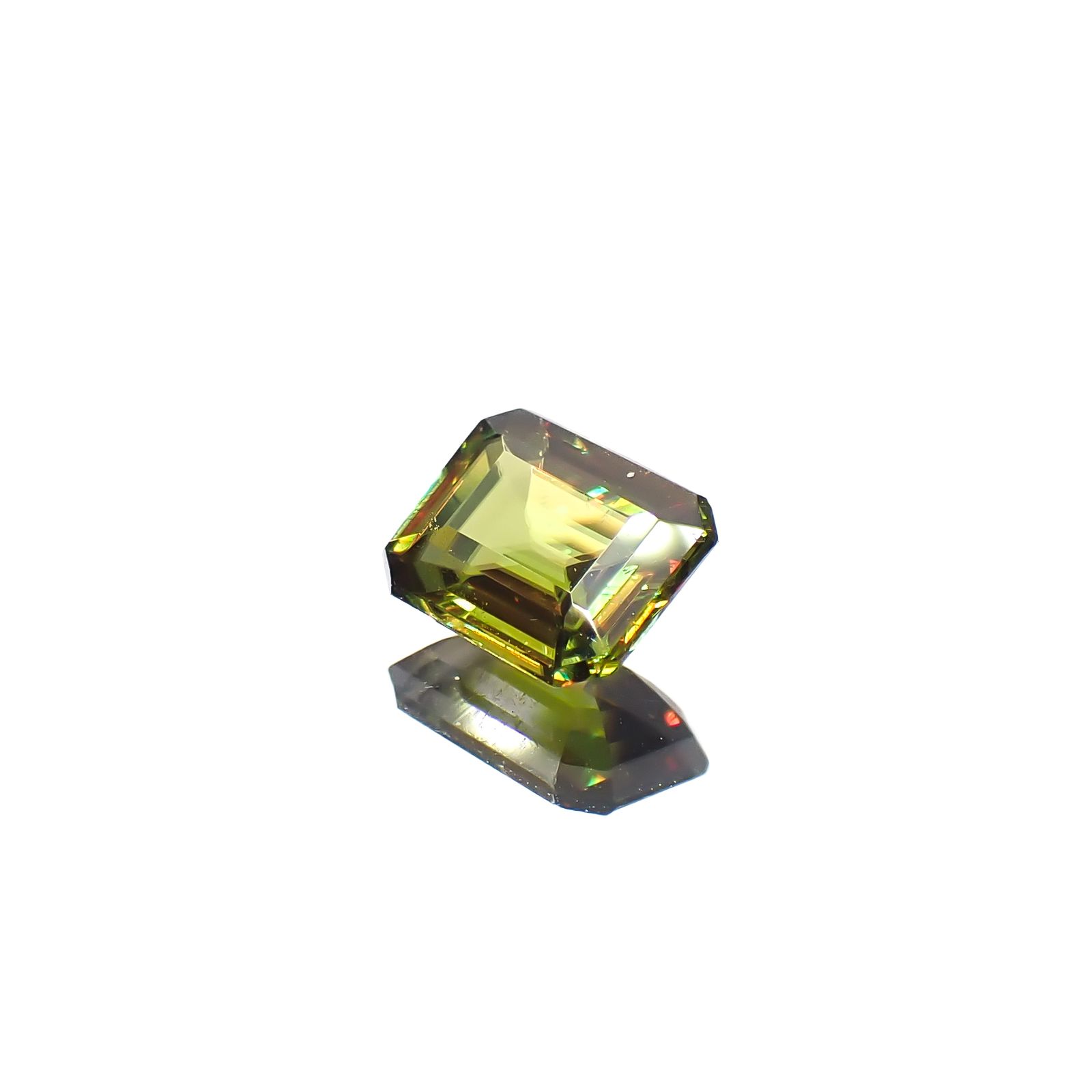 カラーチェンジスフェーン(宝石名スフェーン / カラーチェンジ・タイプ)パキスタン産 0.63ct 識別済[240627953]5.6x4.6mm前後