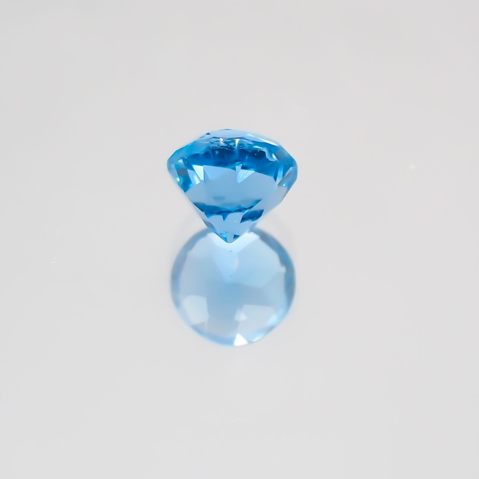 アウイナイト フルオレッセンス(宝石名アウイナイト)ドイツ・アイフェル地方産 0.270ct ソ付(日独)[220817238]4.03x4.18mm前後