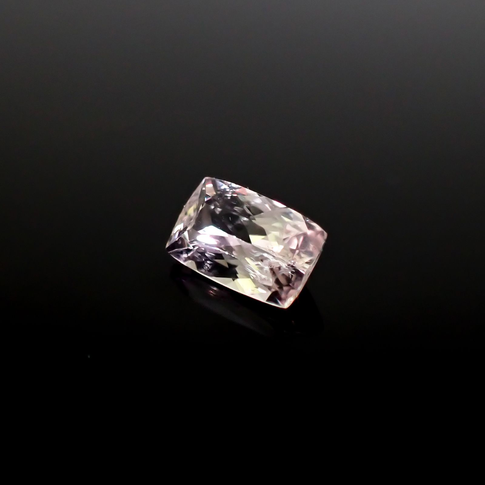 ピンクゾイサイト(宝石名ピンク・ゾイサイト)タンザニア産 0.670ct ソ付(彩珠)[241129503]6.5x3.9mm前後