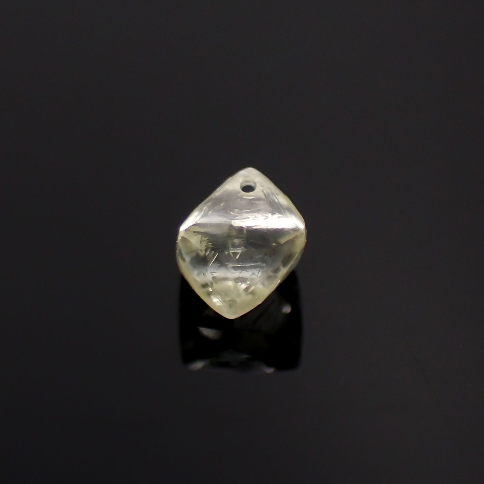 ソーヤブルダイヤモンド 原石(トライゴンあり/Trigon) ※通し穴あり(宝石名ダイアモンド) 0.33ct 識別済[230923459]4.1x3.9mm前後