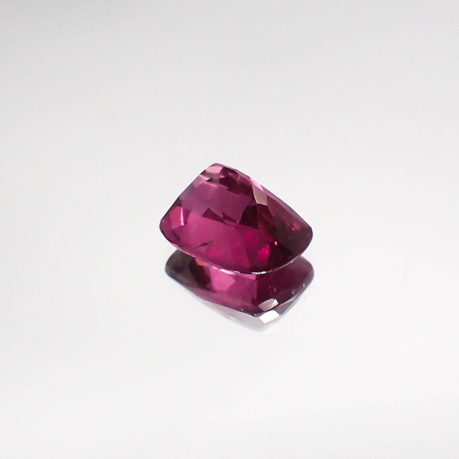 マラヤガーネット(宝石名パイロープ スペサルティン アルマンディン・ガーネット) タンザニア産 1.947ct ソ付(彩珠)[210711610]8.2×5.9mm前後