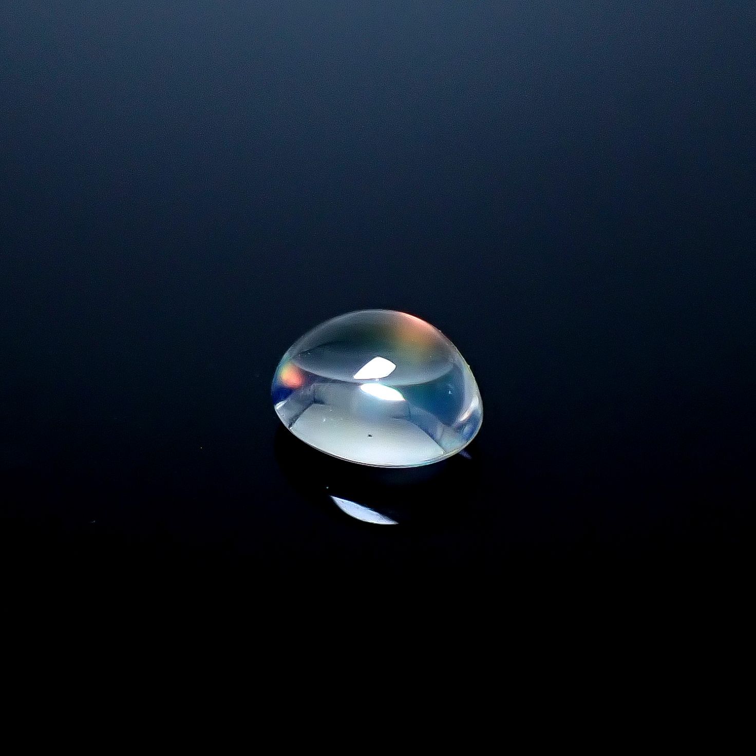 ◇バフトップカット◇レインボームーンストーン(宝石名ラブラドライト)マダガスカル産 識別済 0.59ct / 5.9x4.6mm前後 [250931037]