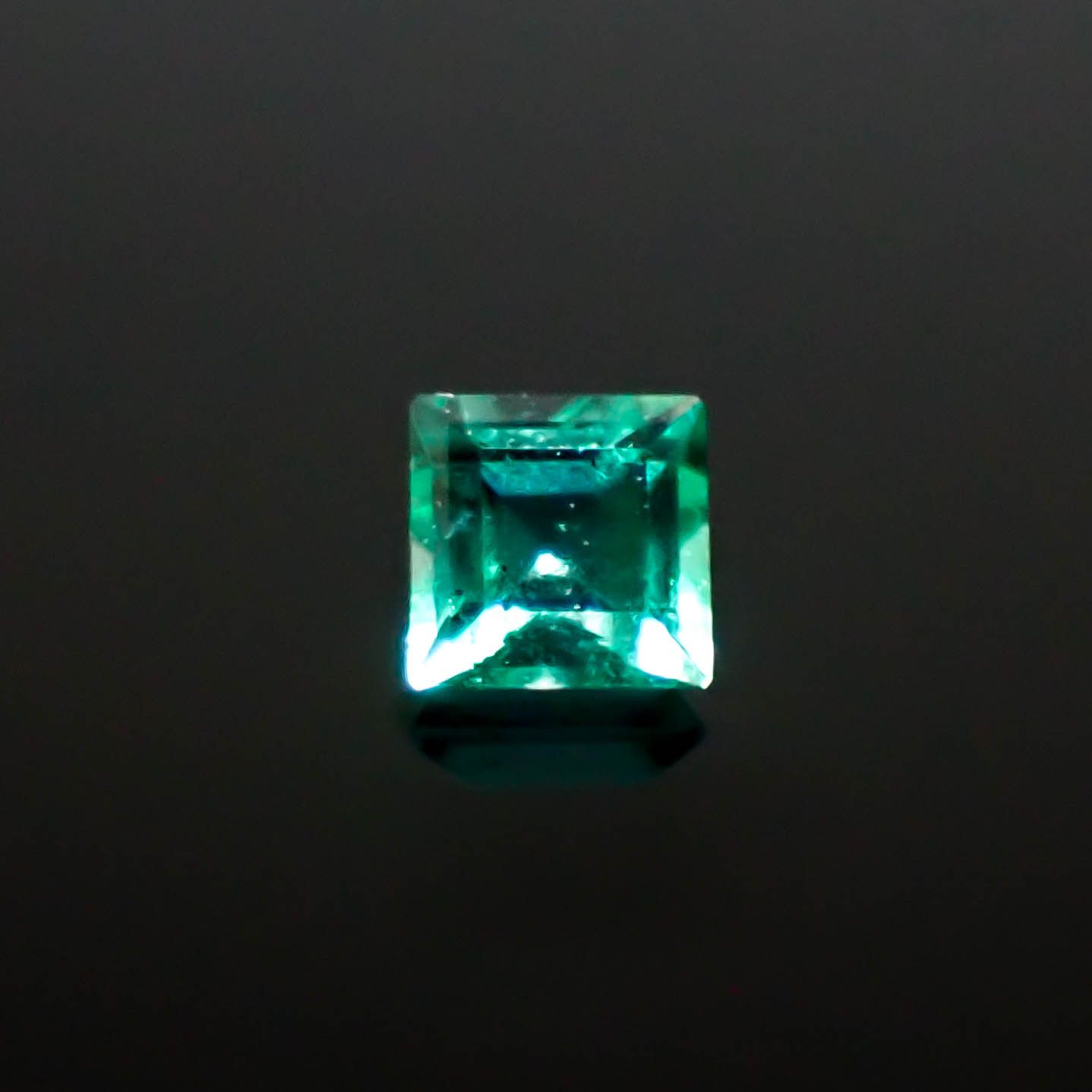 ノンオイルエメラルド ロシア産 0.037ct [250330107]1.9x1.8mm前後