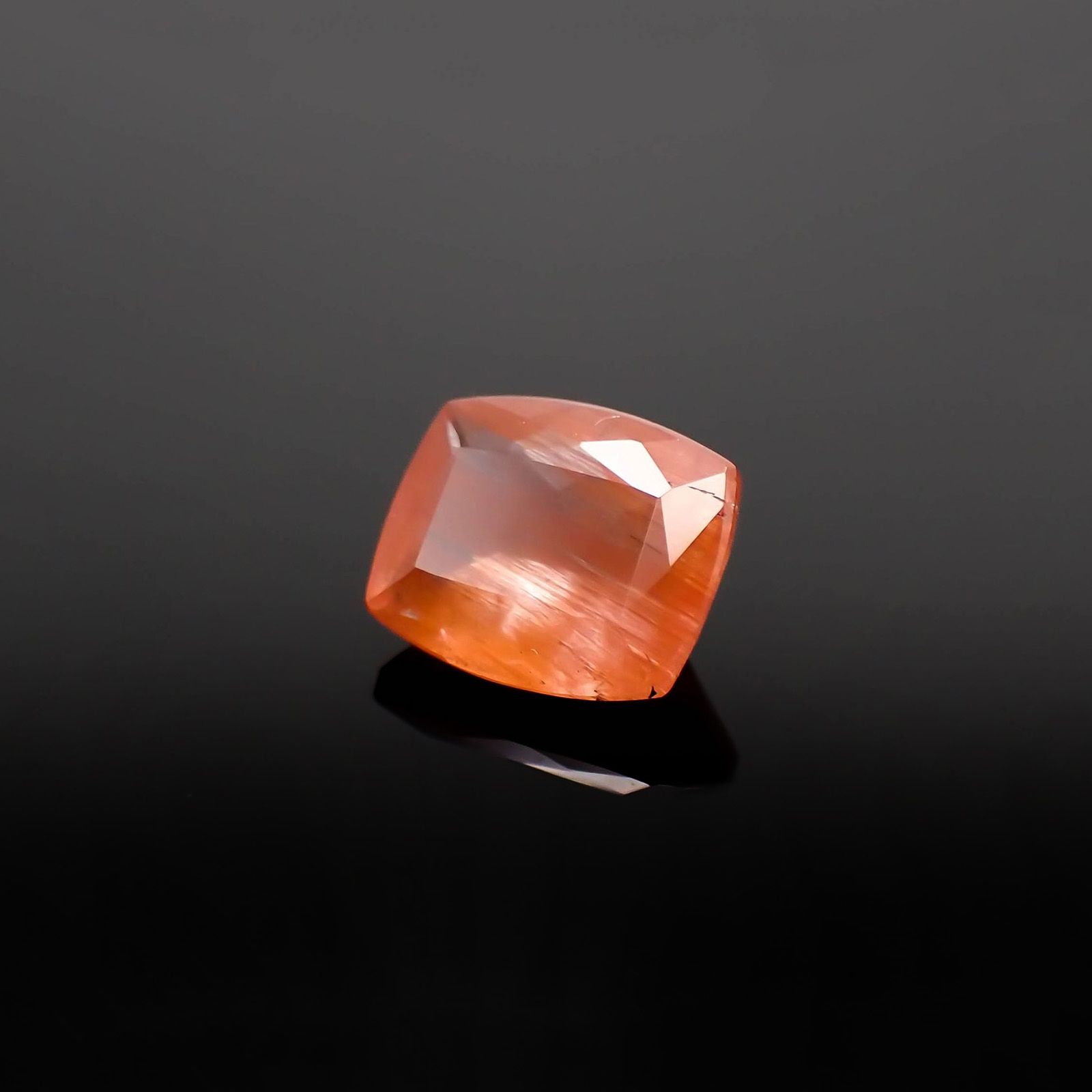 サンストーンスキャポライト(宝石名シーン・スキャポライト)タンザニア産 識別済 2.71ct / 9.9x8.2mm前後 [260819281]