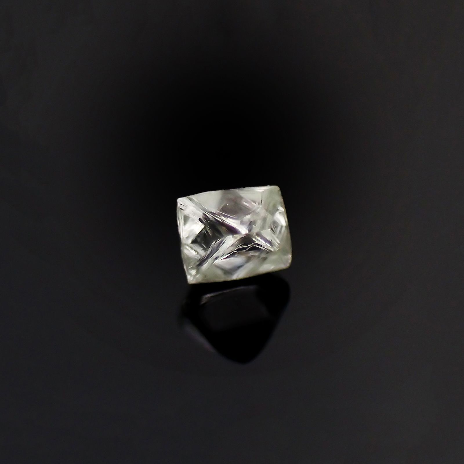 ソーヤブルダイヤモンド 原石(トライゴンあり・薄/Trigon) ロシア産 0.094ct [230923466]2.8x2.7mm前後
