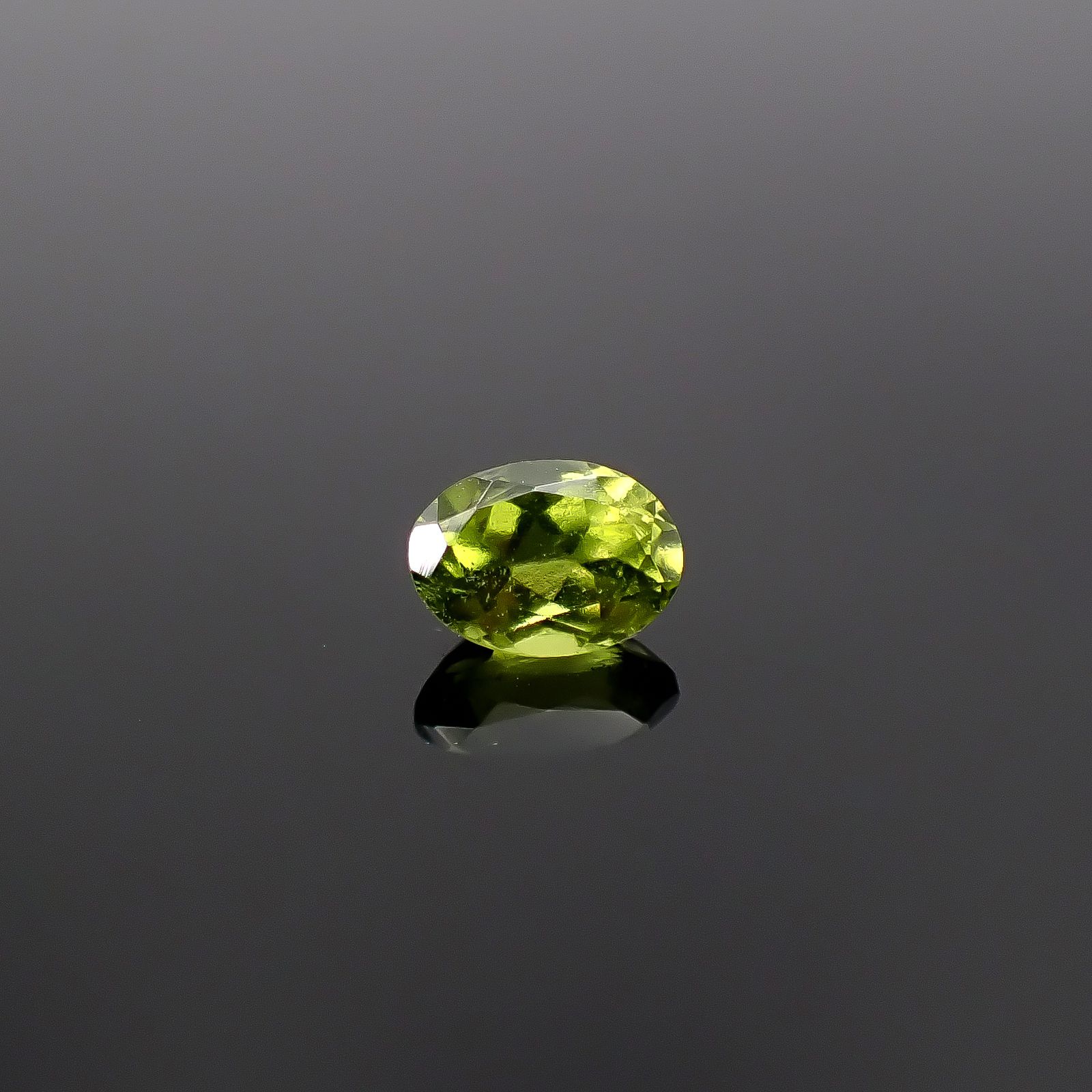 ベスビアナイト(宝石名アイドクレース)ケニア産 識別済 0.60ct / 5.9x4.2mm前後 [260231720]