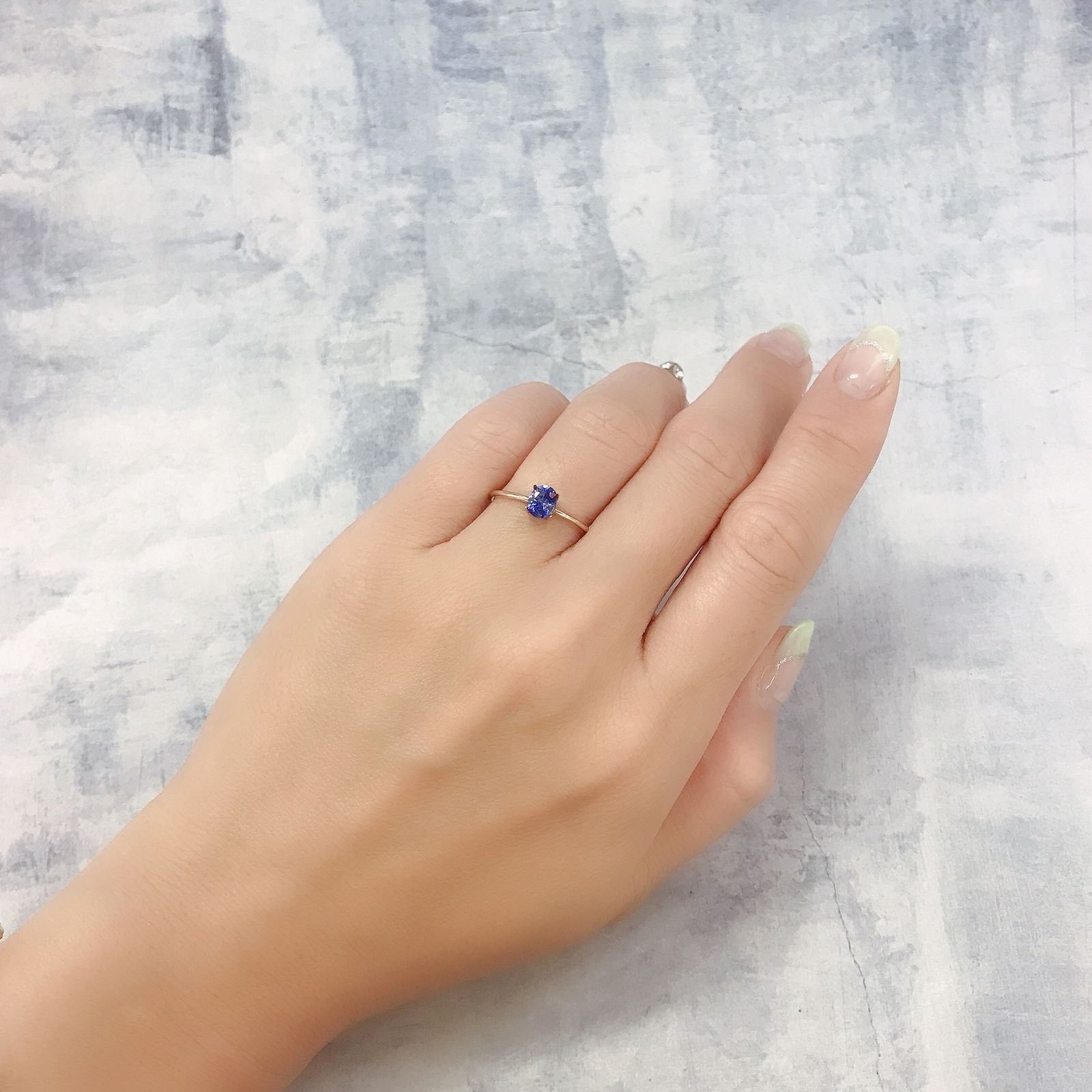 バイカラーサファイア(宝石名サファイア)スリランカ/マダガスカル産 0.61ct 識別済[220817435]5.5x4.5mm前後