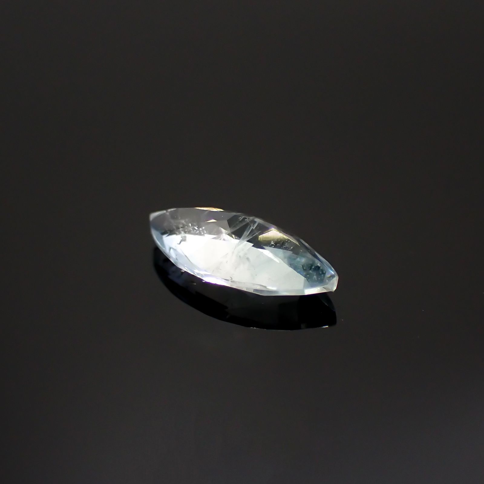 ジェレメジェバイト(宝石名エレメジェバイト)ナミビア産 0.39ct 識別済[220616314]7.3x3.6mm前後