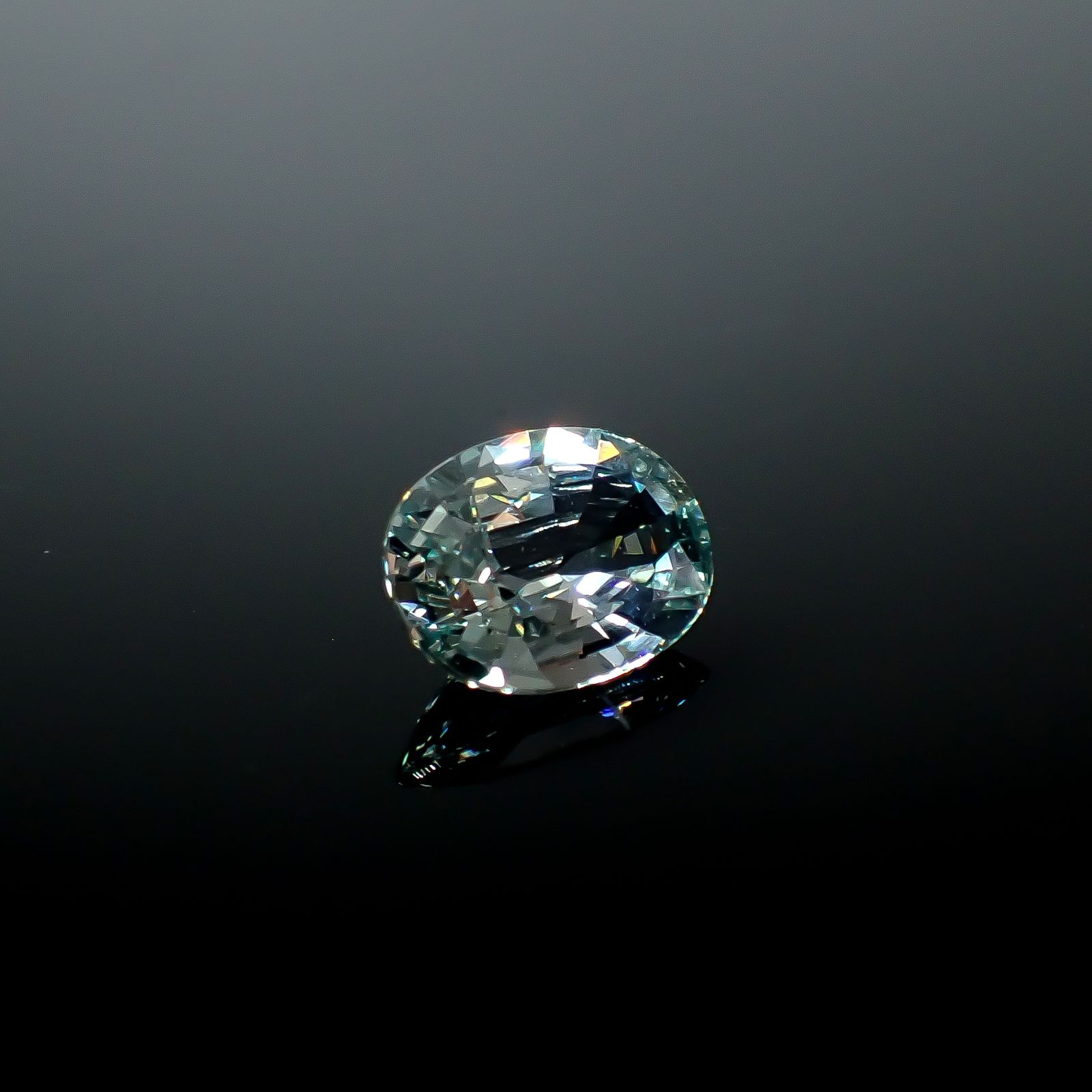 アイスブルーグリーンサファイア 非加熱(宝石名サファイア)スリランカ/マダガスカル産 1.91ct GIT鑑付[250830960]8.93x6.82mm前後