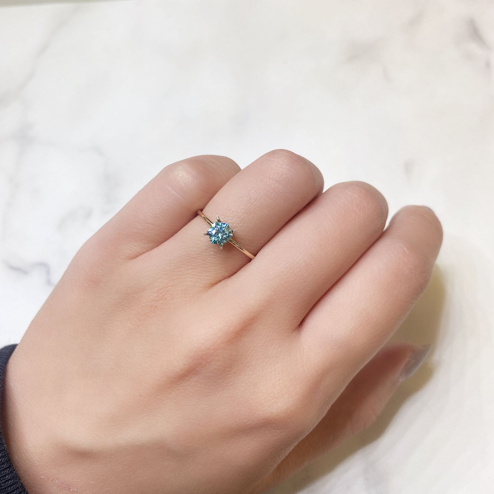 ◇ヘキサゴンカット◇ブルージルコン(宝石名ジルコン) カンボジア産 0.81ct 識別済[211013363]4.9×4.9mm前後