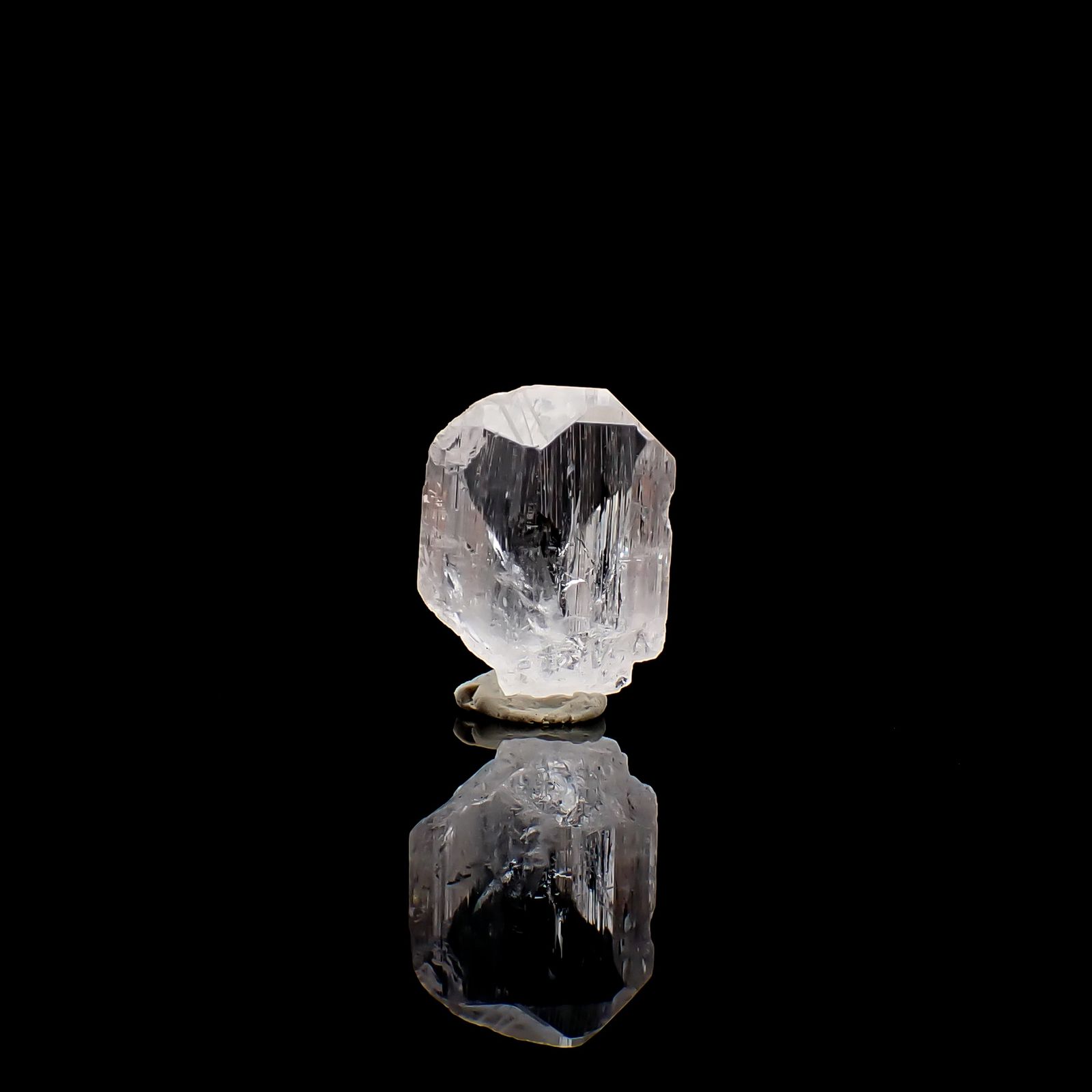 ダンビュライト原石 メキシコ産 12.69ct / 17.4x13.2mm前後 [260532168]