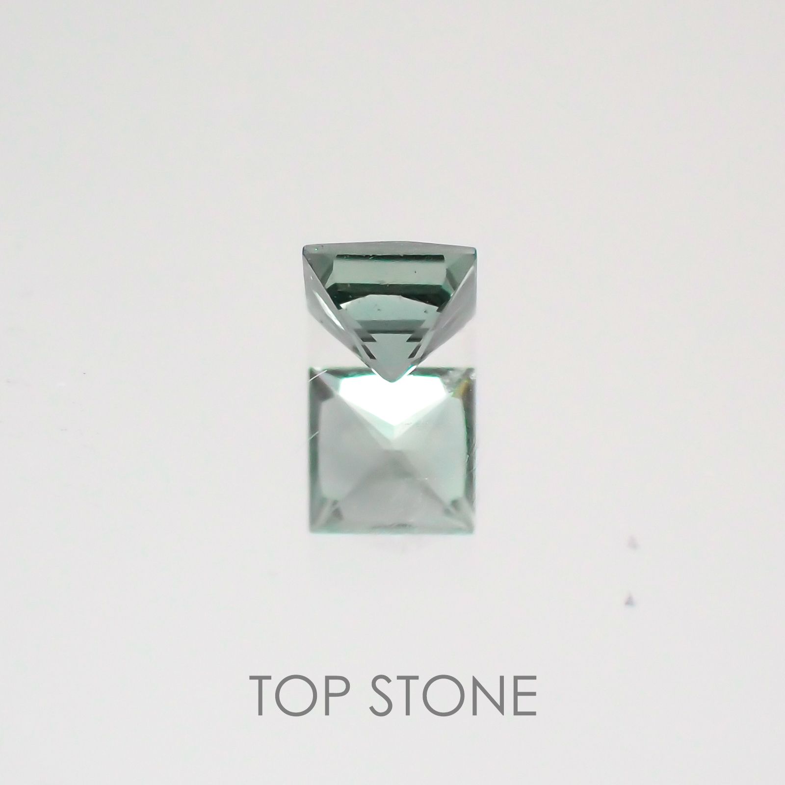 ◇プリンセスカット◇カラーチェンジガーネット(アレキタイプ) マダガスカル・ベキリー産 ルース 0.11ct[21059881]2.6×2.6mm前後