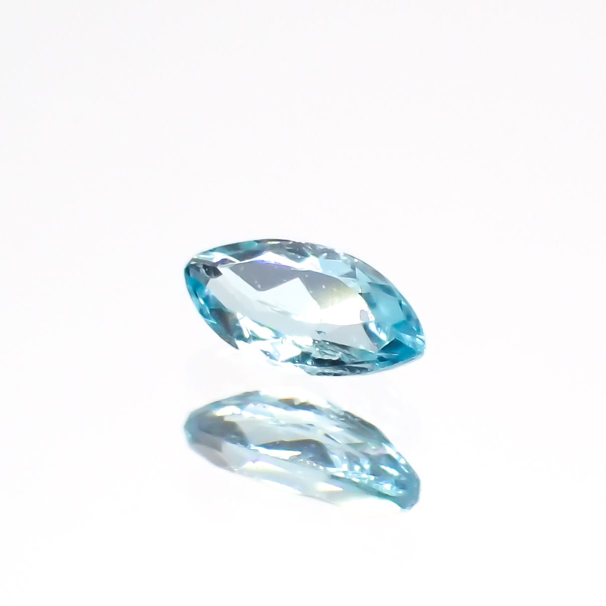 パライバトルマリン(宝石名トルマリン/別名パライバ・トルマリン)ブラジル・パライバ州バターリャ鉱山産 0.058ct 識別済[230622332]3.6x1.8mm前後