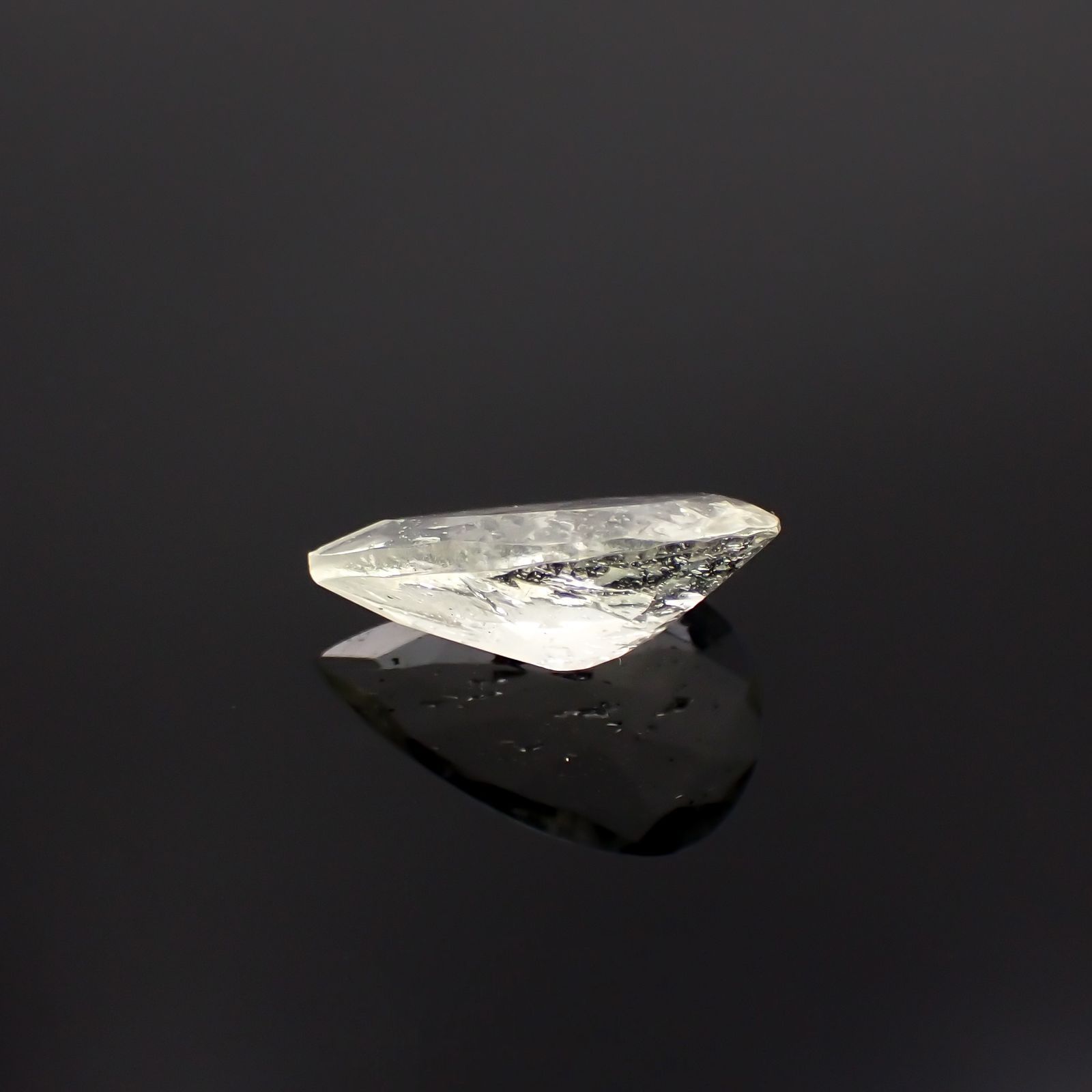 リビアングラス 発見地：エジプト・リビア砂漠 2.70ct[221018192]14.4x9.1mm前後