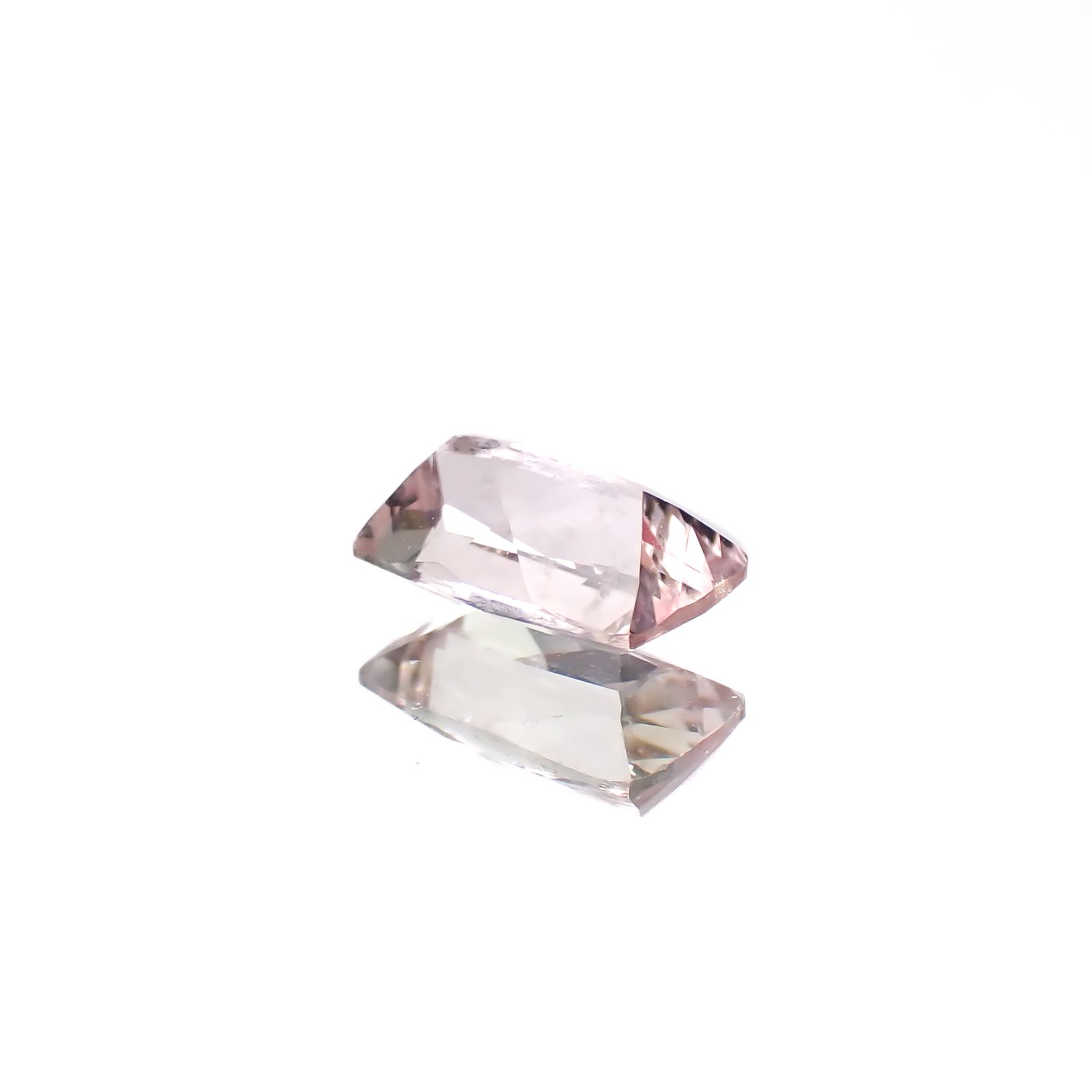 ピンクゾイサイト(宝石名ピンク・ゾイサイト)タンザニア産 0.670ct ソ付(彩珠)[241129503]6.5x3.9mm前後